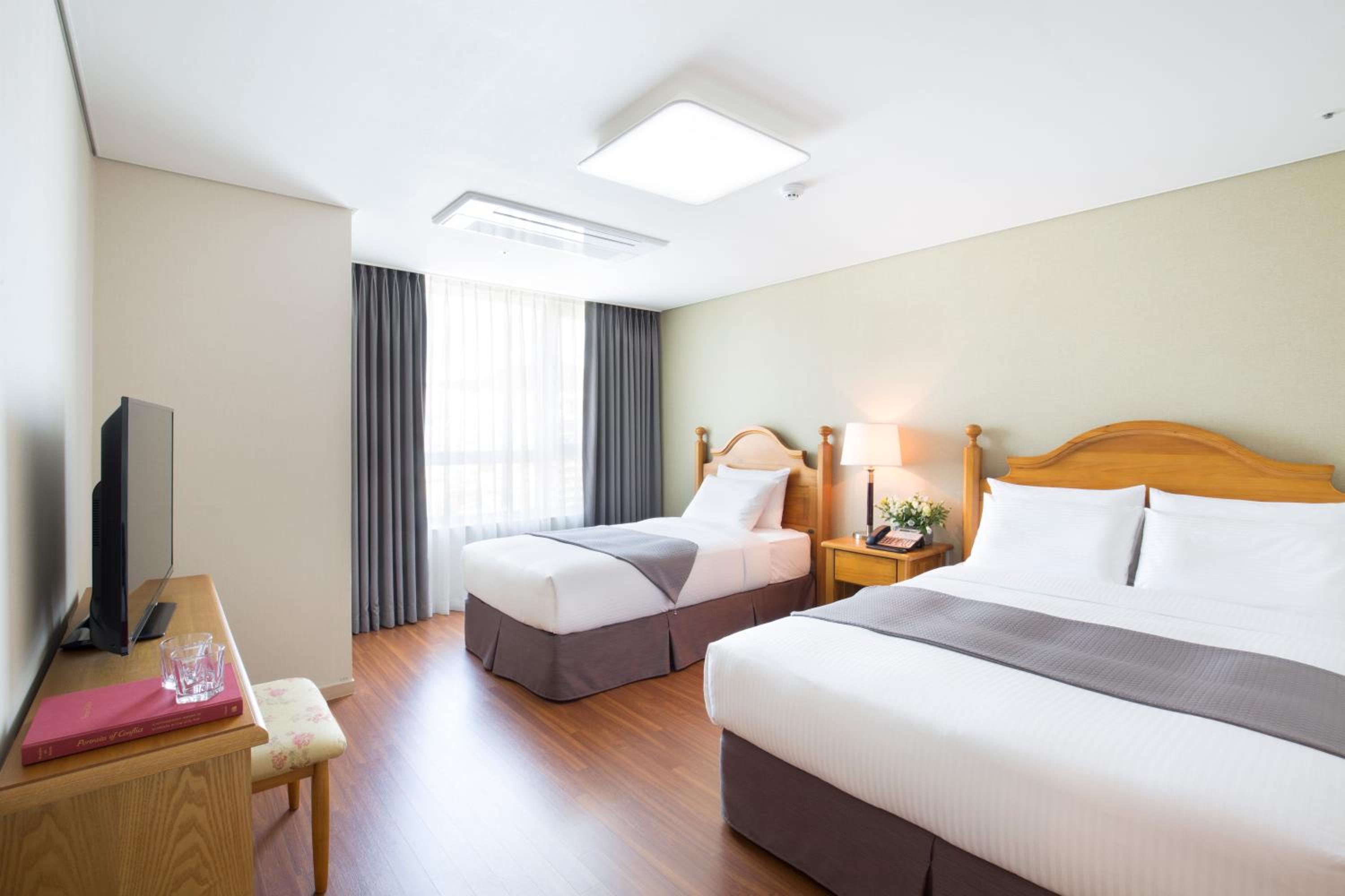 [EF PKG] Junior Suite City View + Acqua Di Parma Amenity Set + Welcome Busan Mini-bar (Provided Check-In)