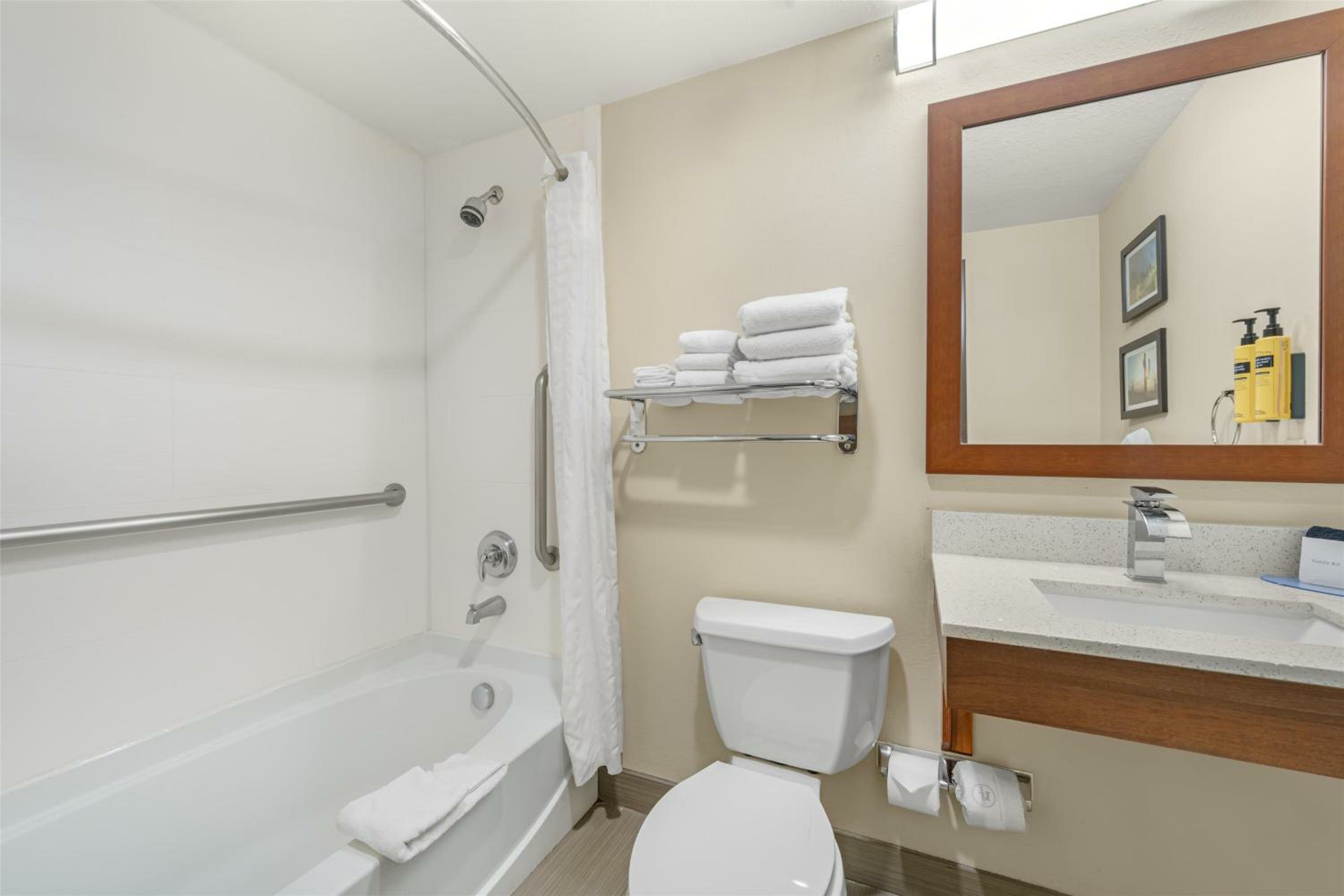 Large King Suite - Disability Access/Non-Smoking