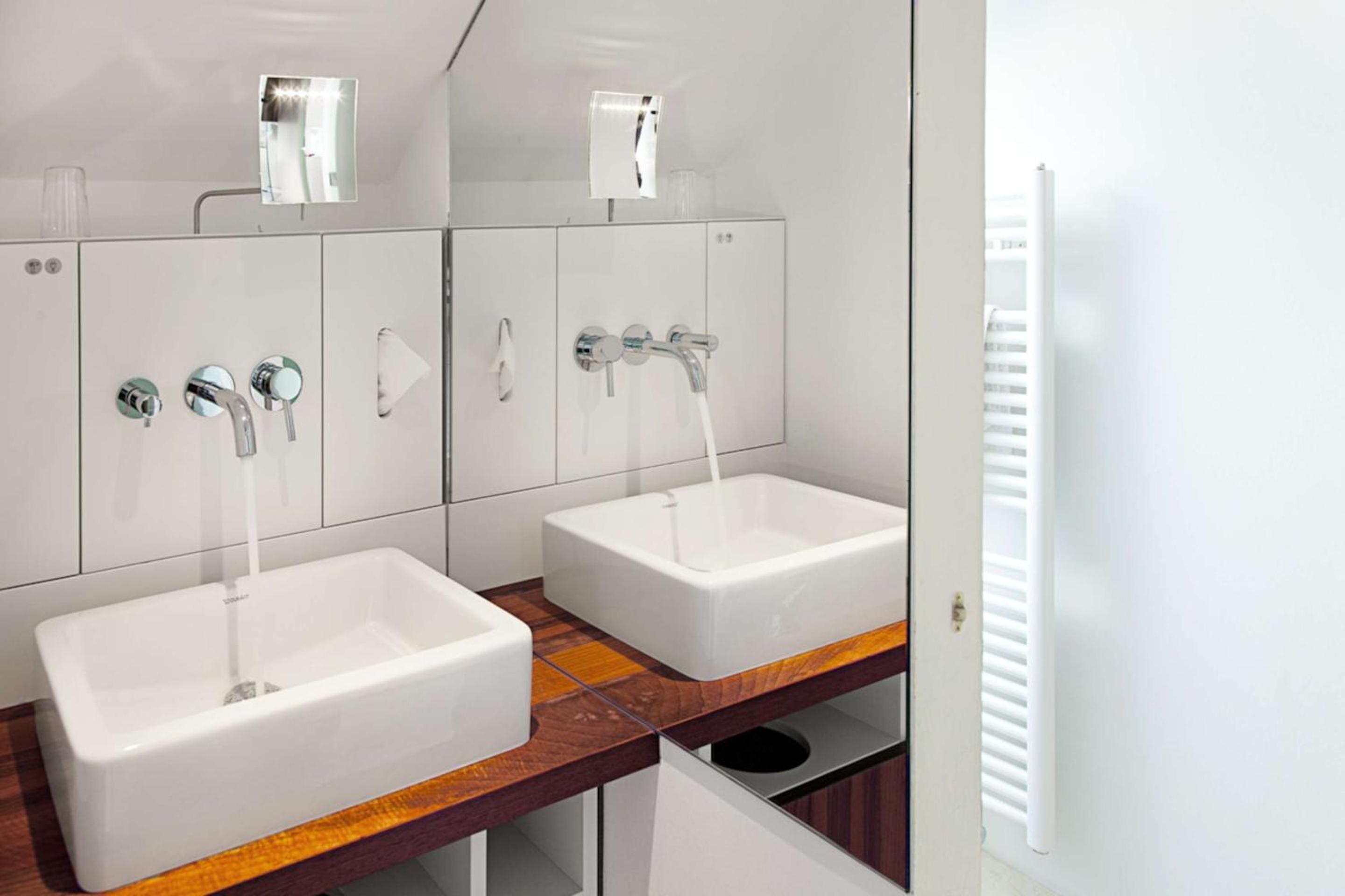 Comfort Queen Room with Courtyard and Shower