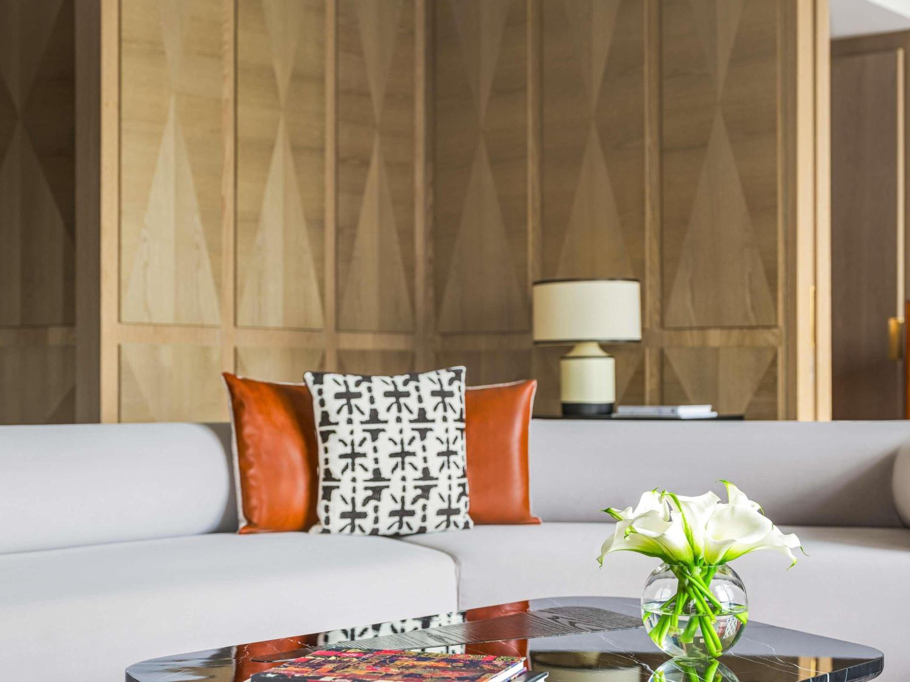 Governor Suite, 1 King, 3 Balconies, Lounge Access