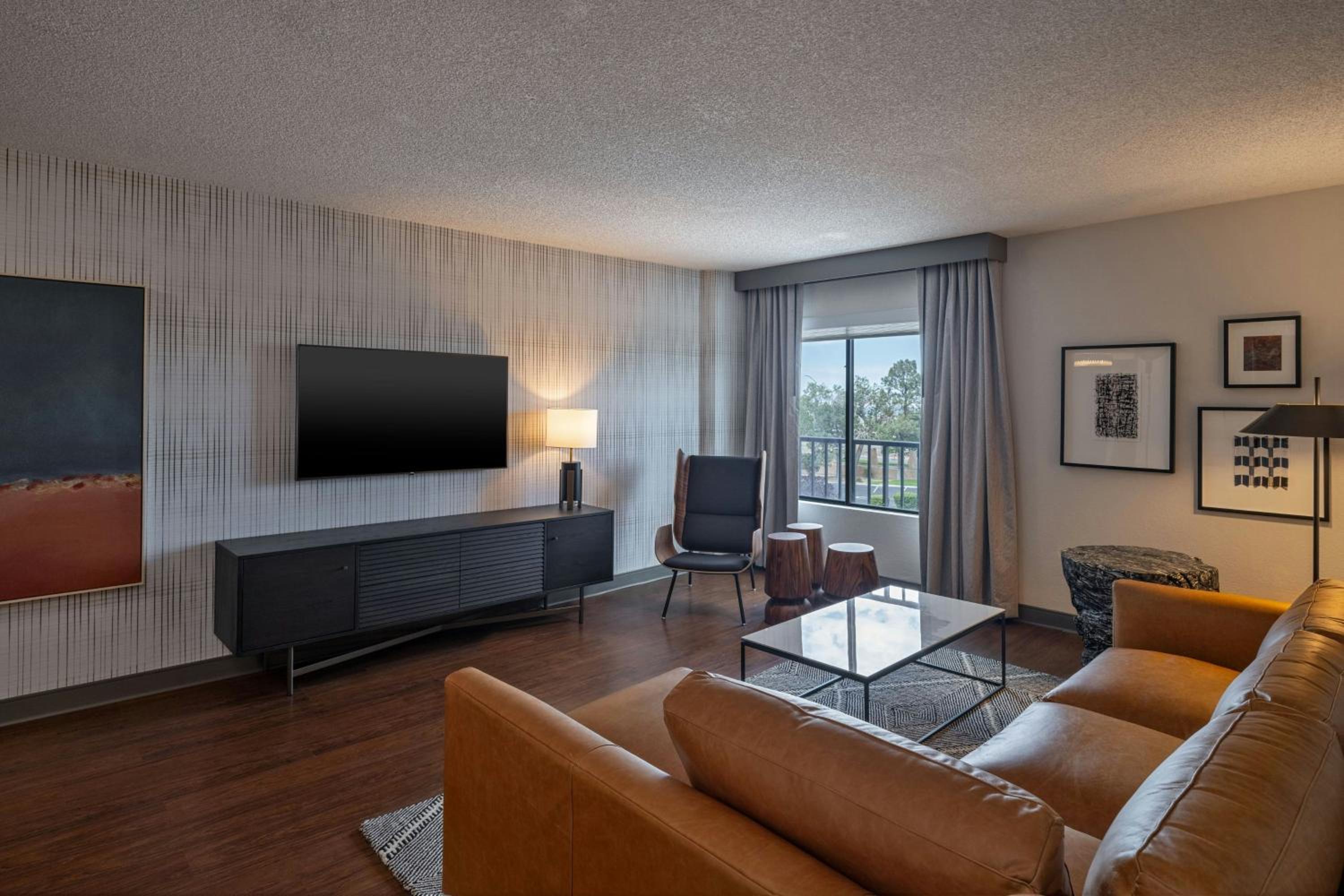 Club lounge access, 1 Bedroom Junior Suite, 1 King, Sofa bed