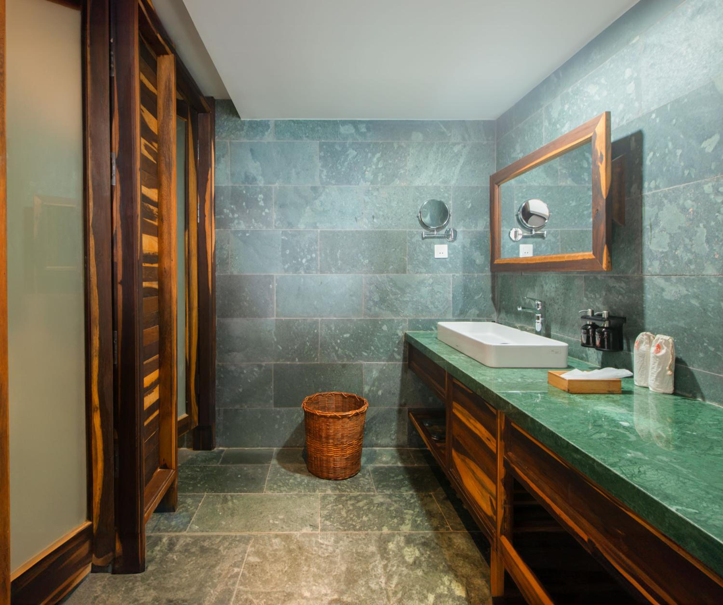 Premier Executive Ocean Suite - Free Sailing Tour