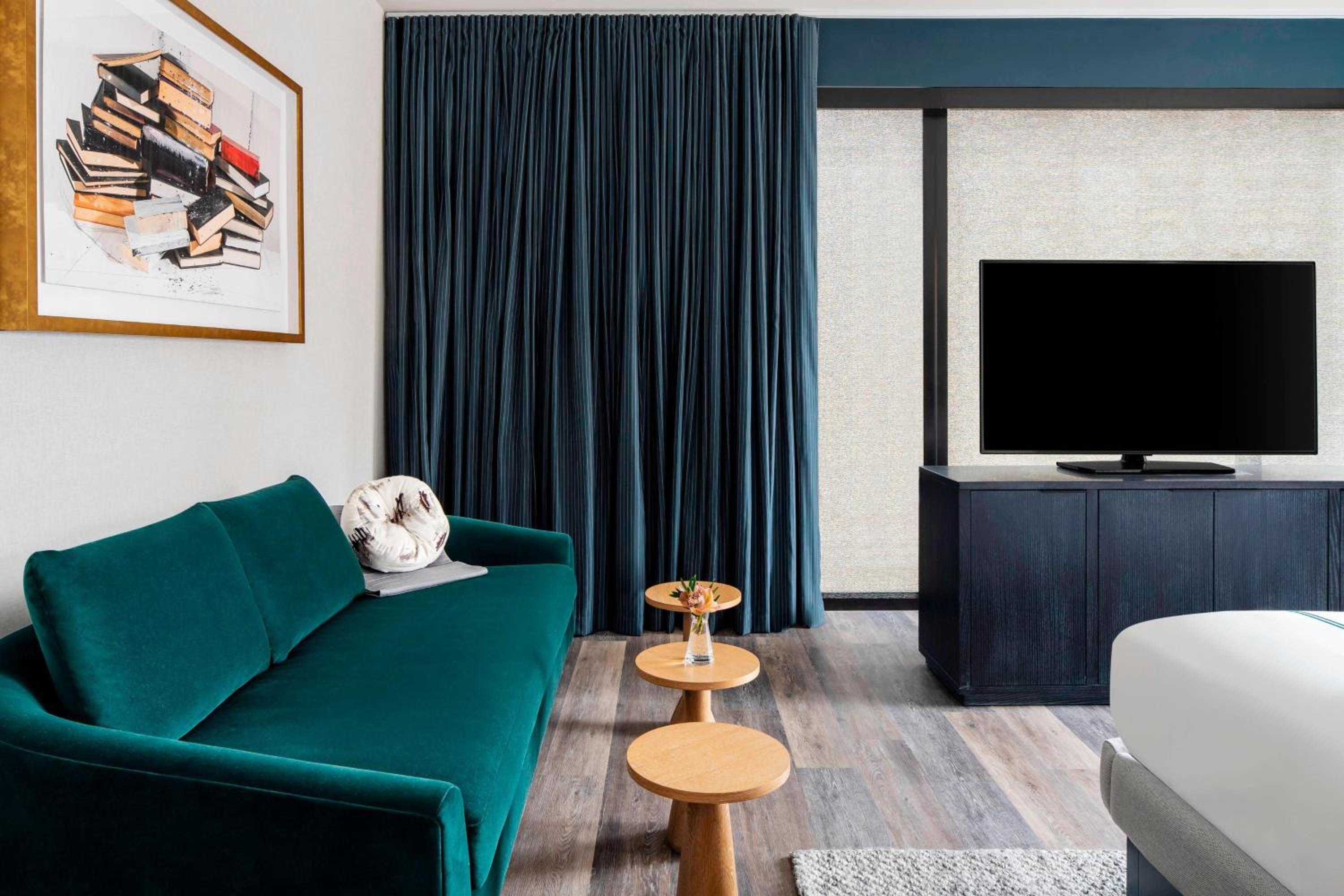 Studio Corner King Suite with View -Mobility/Hearing Accessible with Roll-In Shower