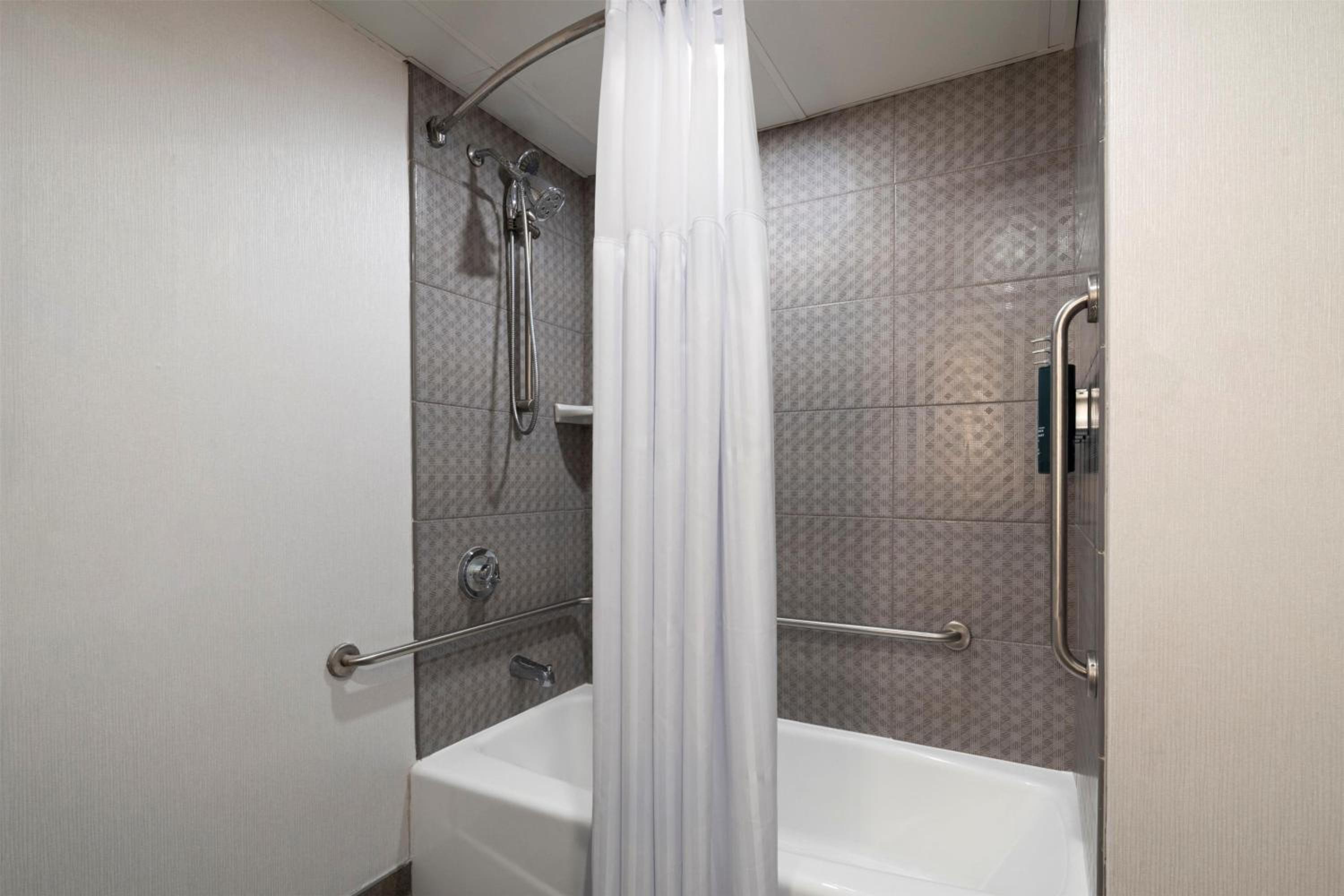 King Room with Tub - Mobility/Hearing Accessible/Non-Smoking