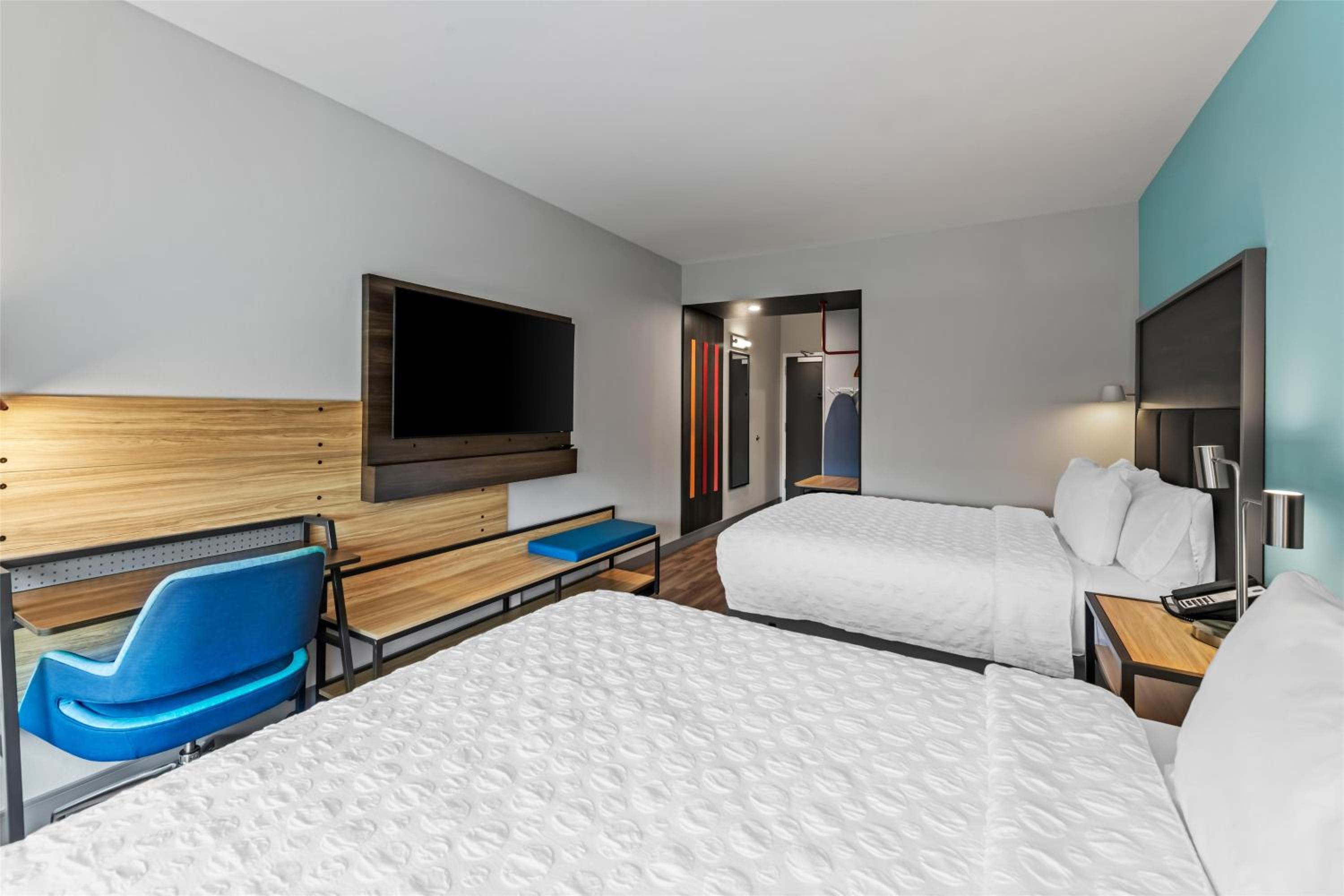 Queen Room with Two Queen Beds - Hearing Access