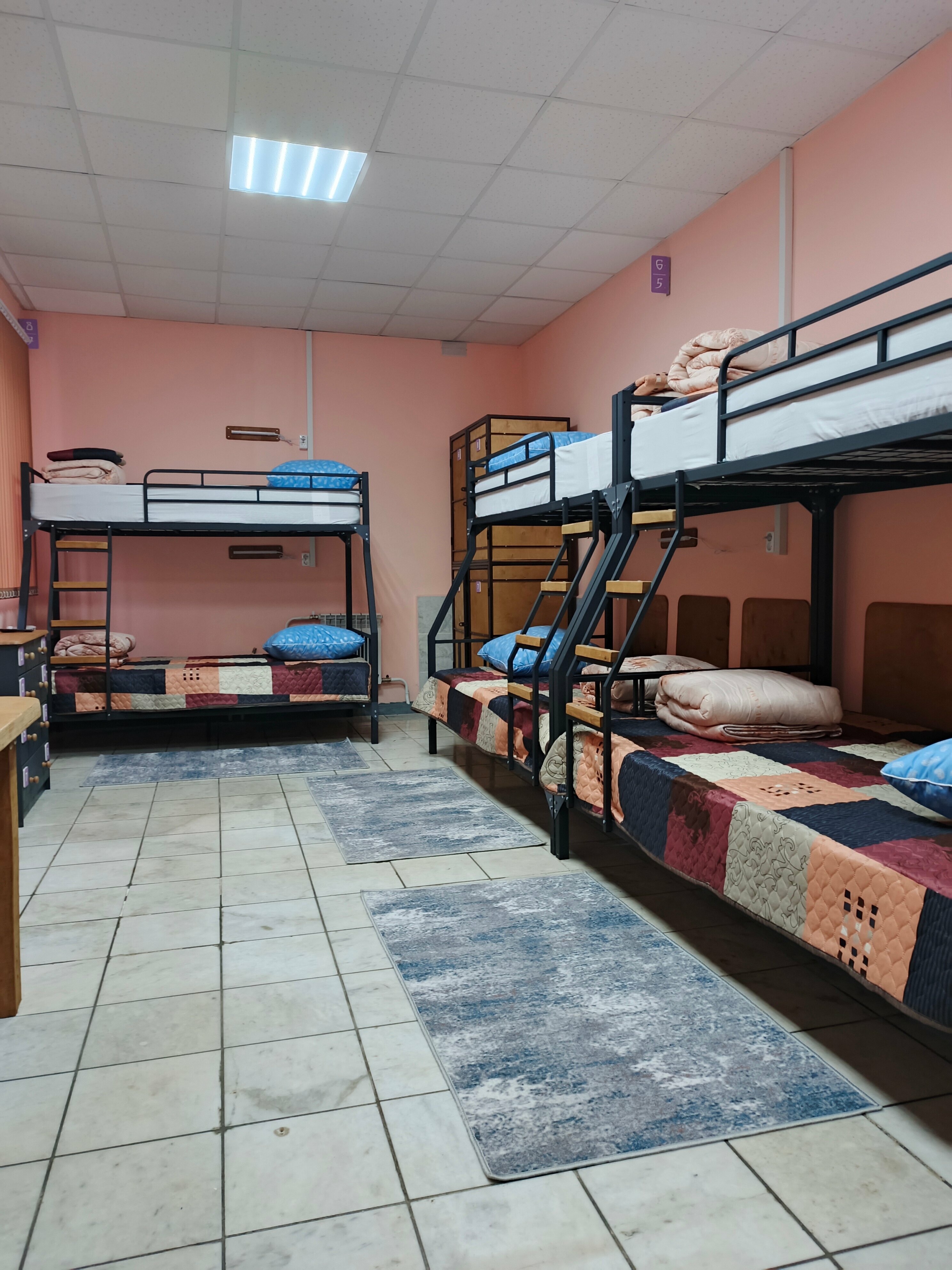 Общий номер для мужчин и женщин с 8 кроватями