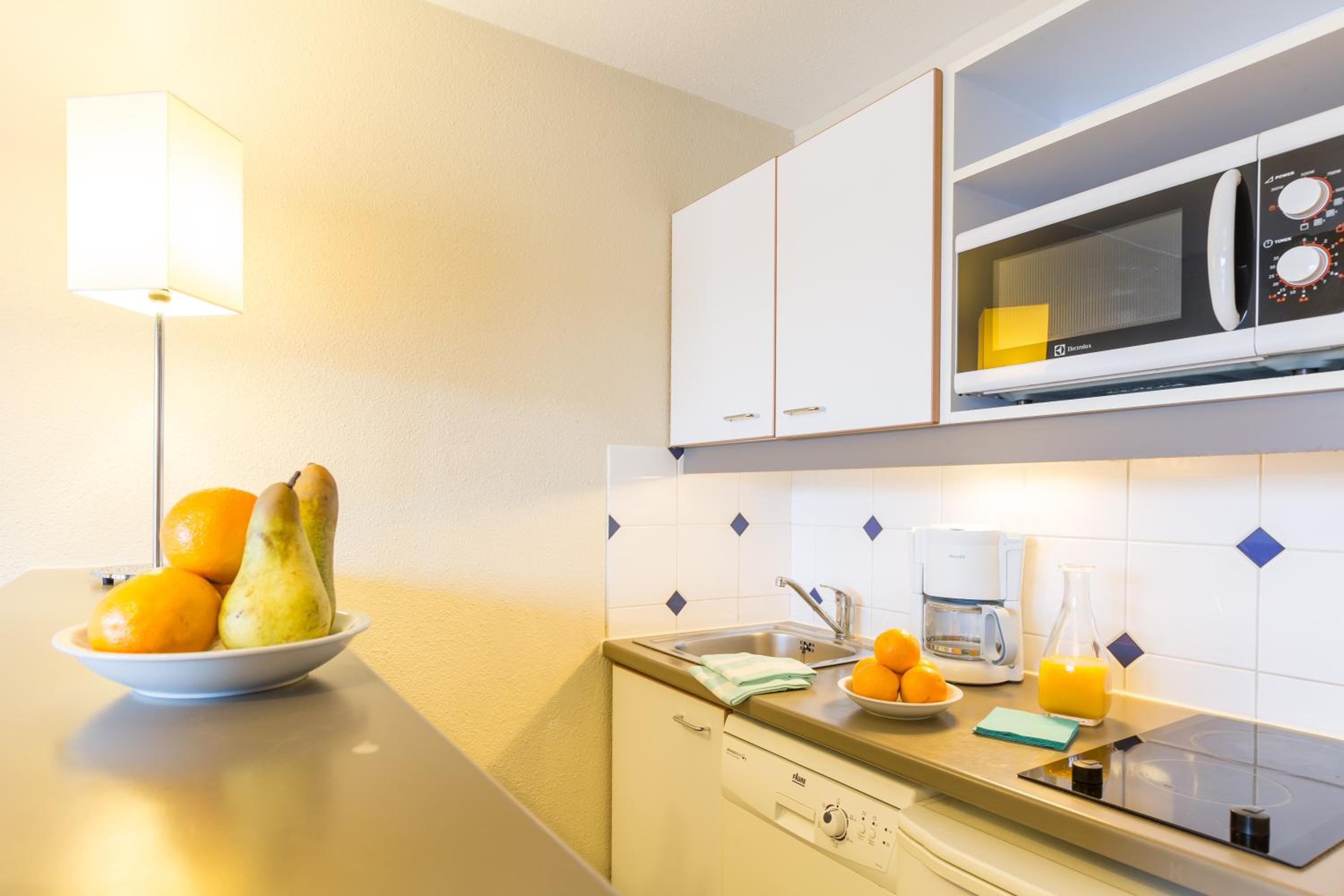 One-Bedroom Duplex Apartment with Sleeping Alcove and Balcony (6 People) - Port View