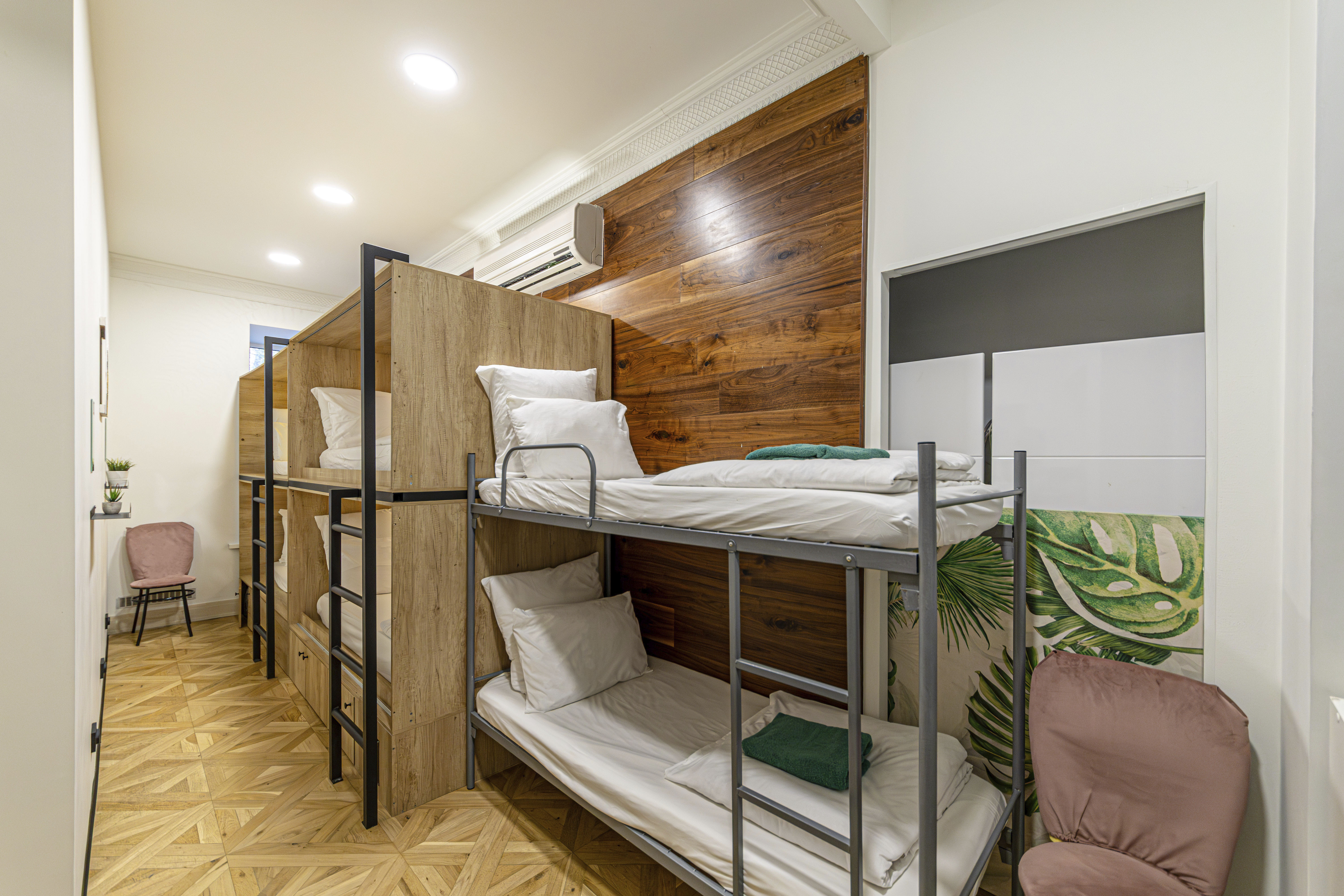 Кровать в общем 6-местном номере