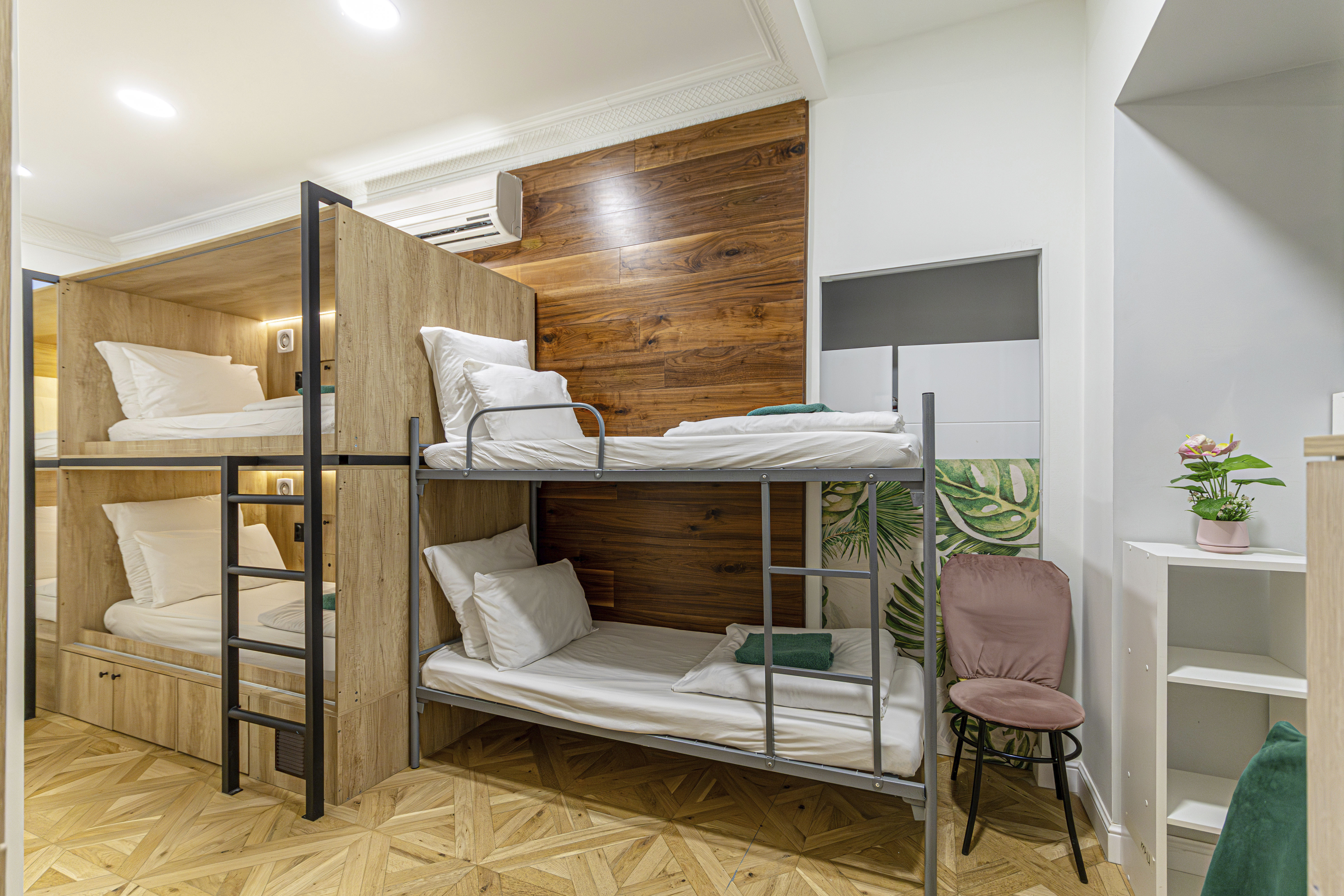 Кровать в общем 6-местном номере