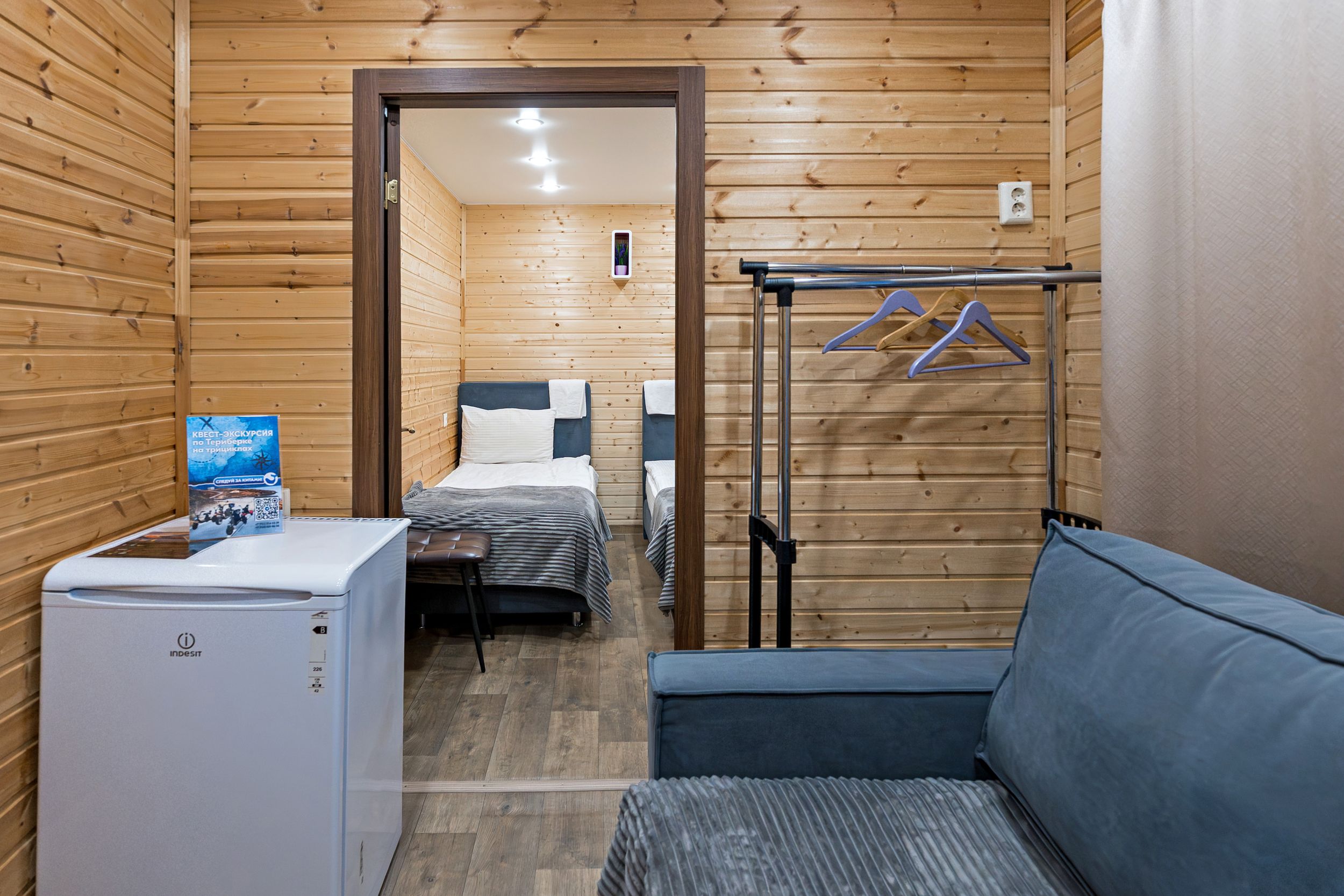 Стандартный номер с 2 односпальными кроватями и диваном