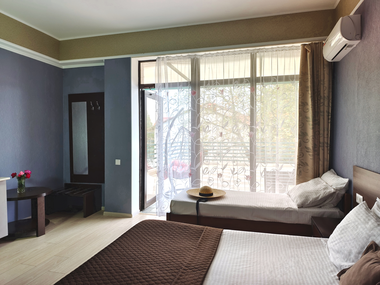 Трёхместный комфорт с общей террасой