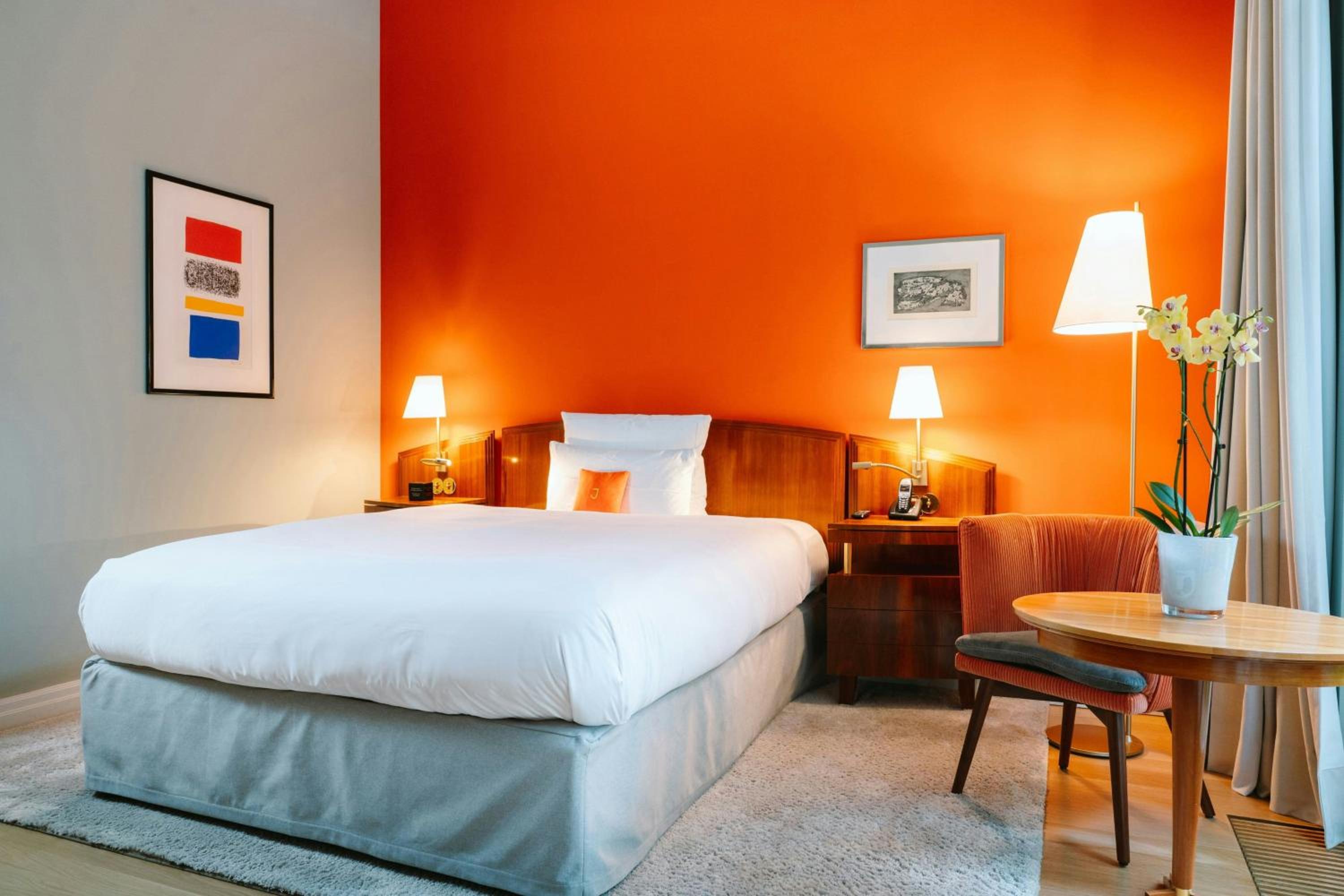 Standard Queen Room with City View