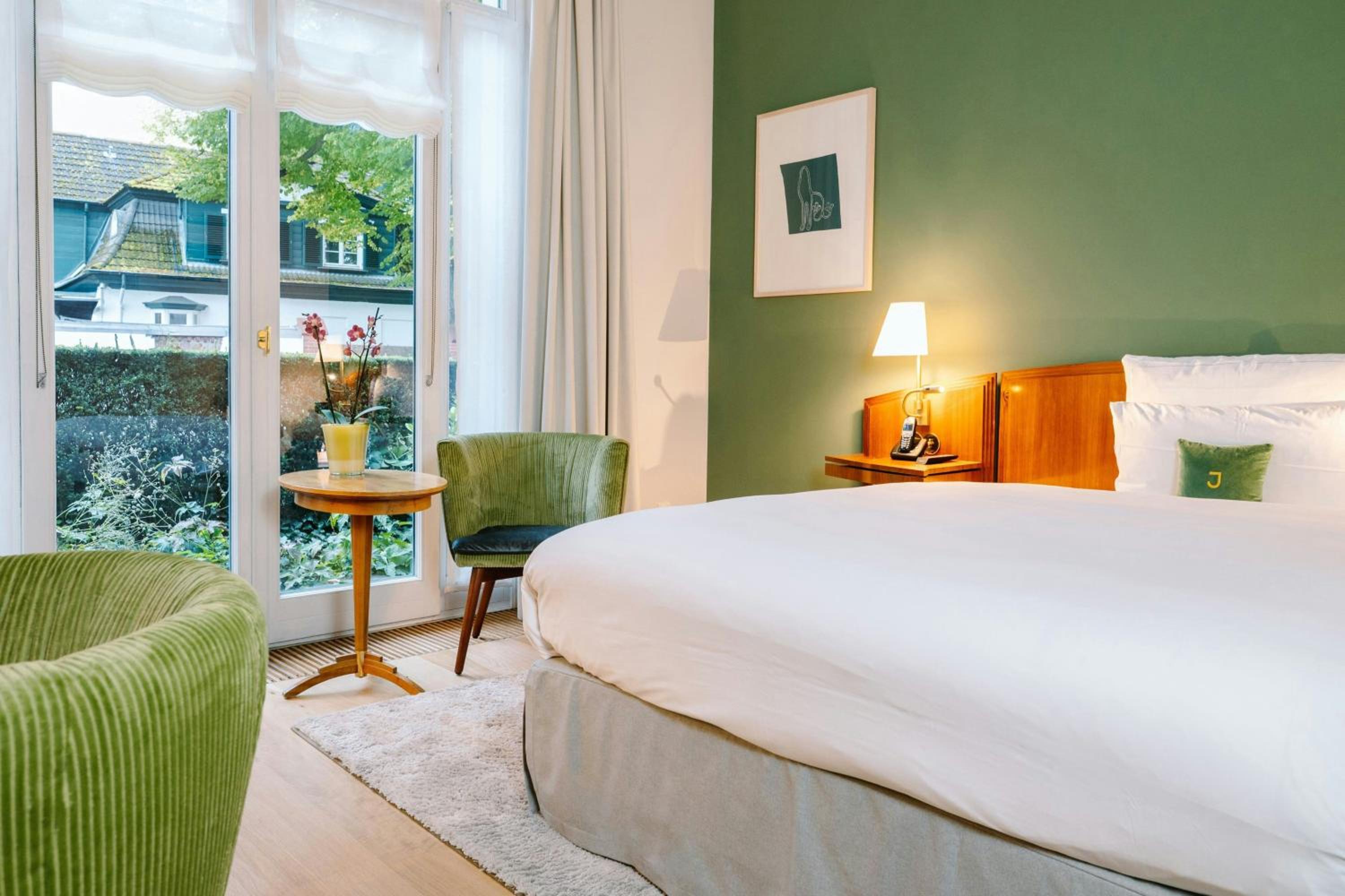 Standard Queen Room with City View