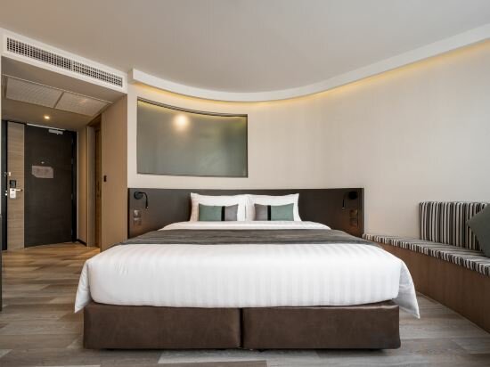 Premier King Bed Room with City View