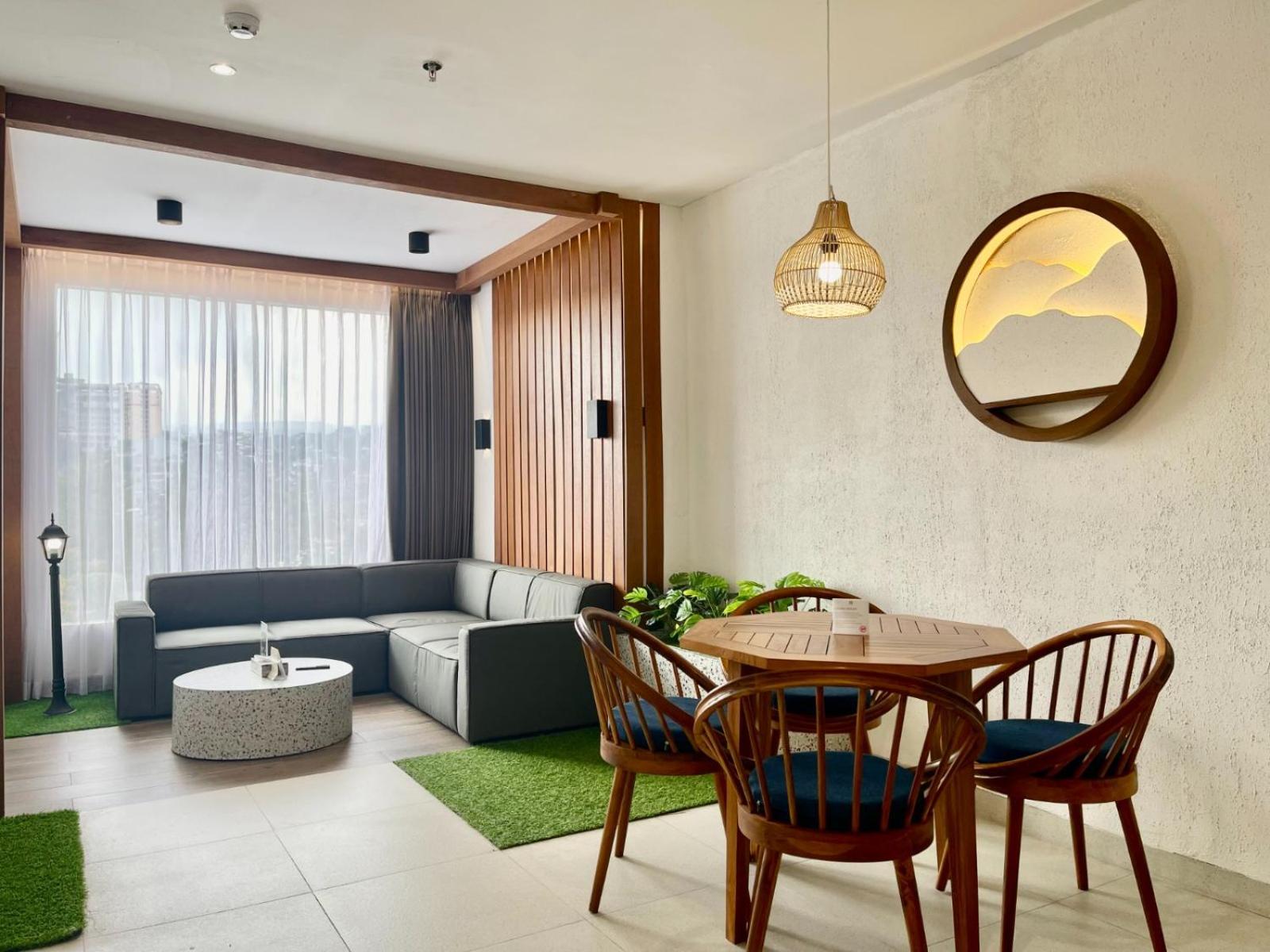 Suite Botanical King Bed