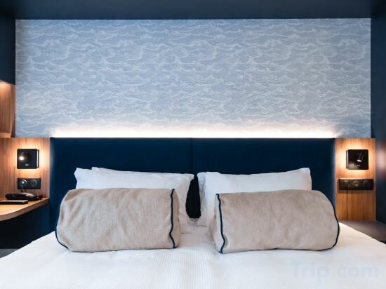 Triple Room with Eiffel Tower View