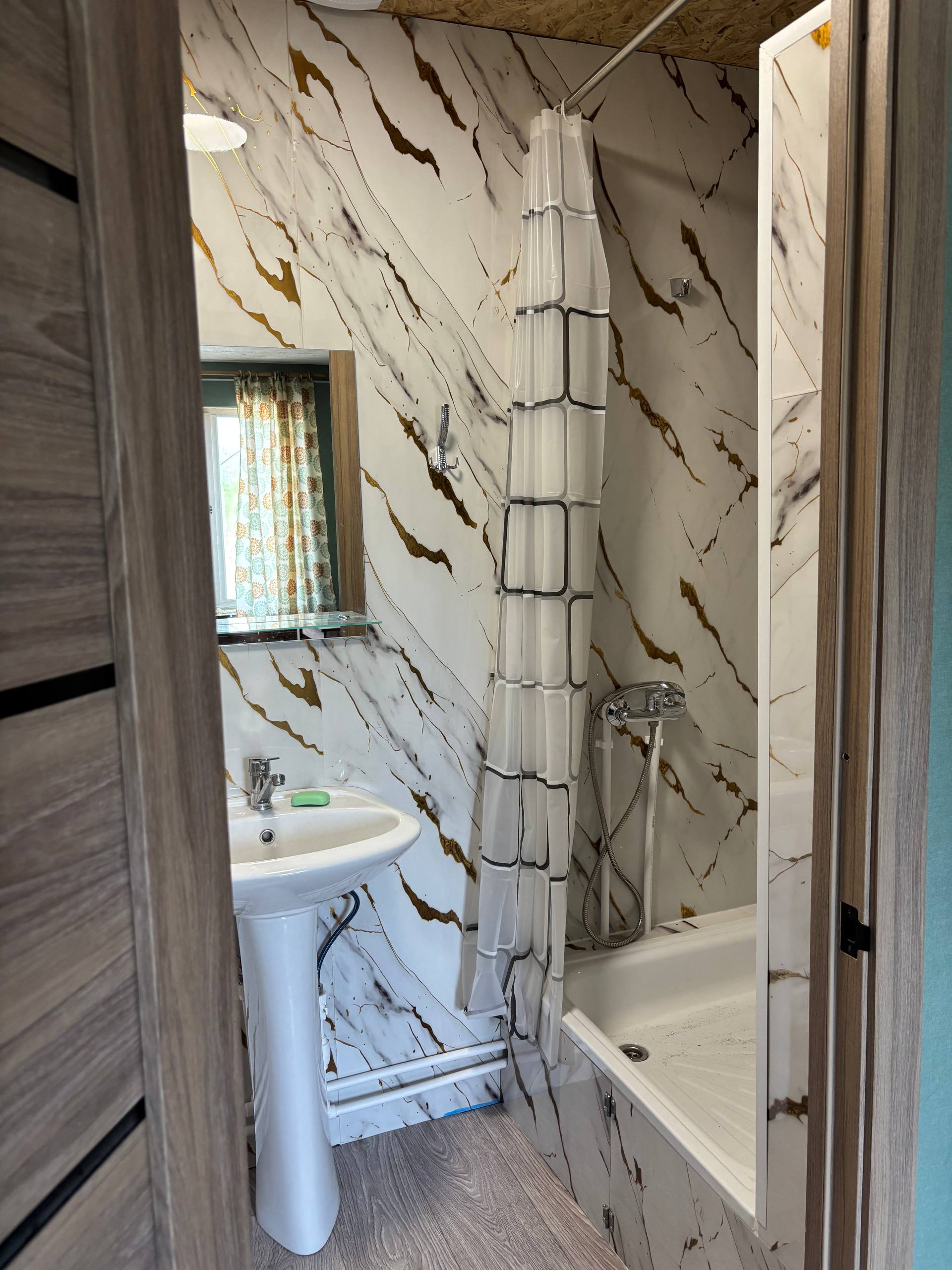 Трехместный номер с собственной ванной комнатой