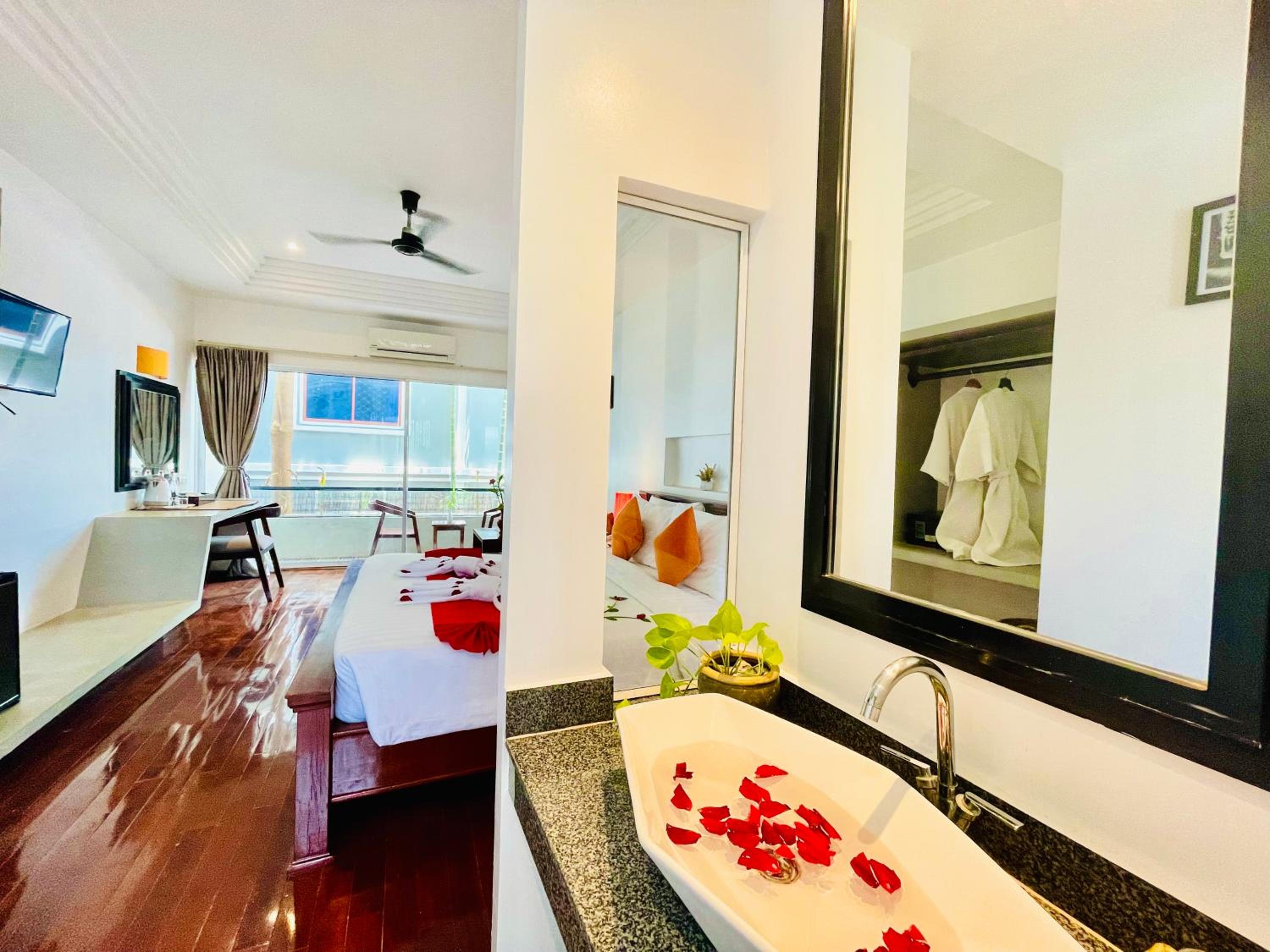 King Suite With Private Balcony - Free Pick Up