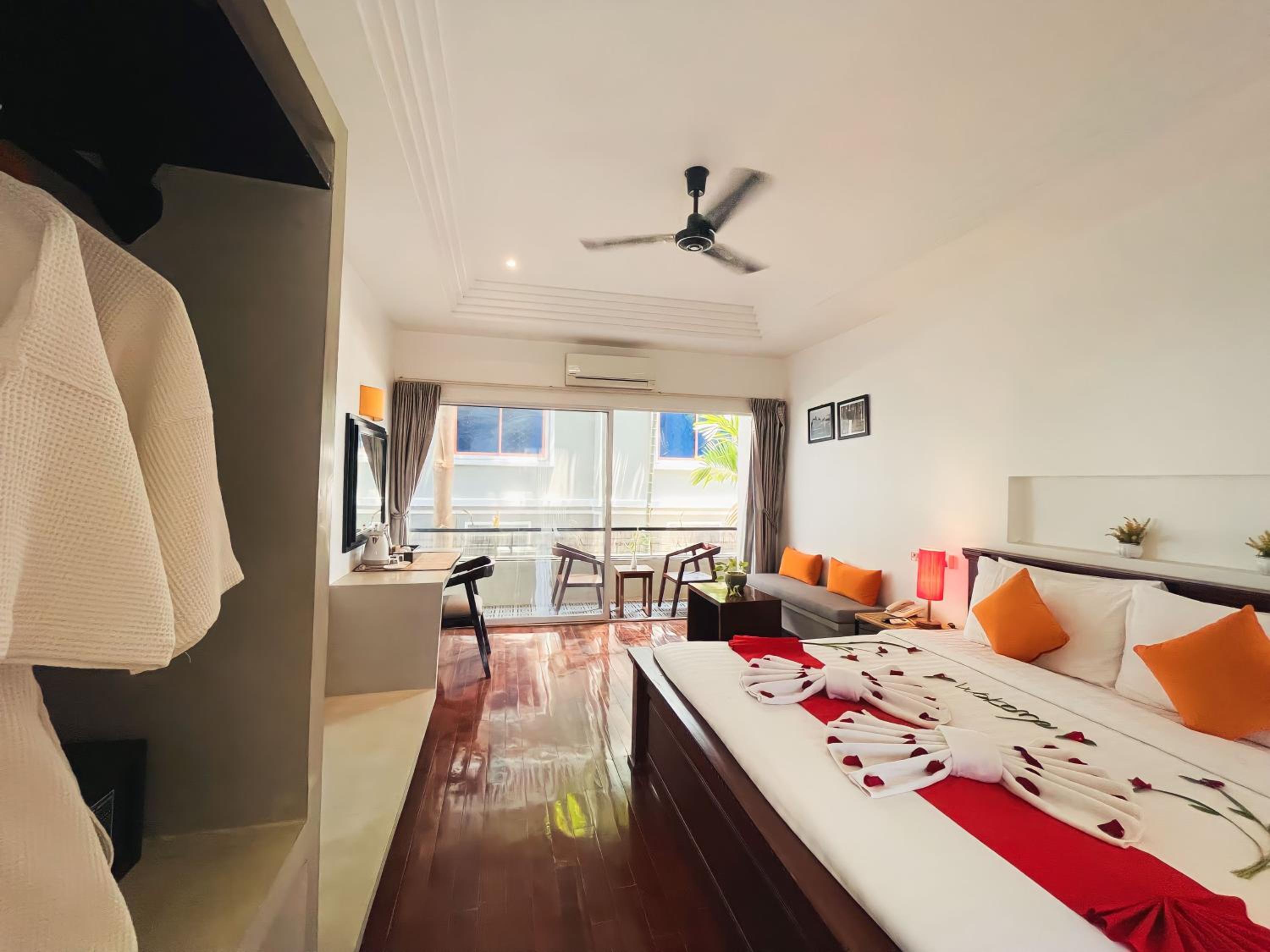 King Suite With Private Balcony - Free Pick Up
