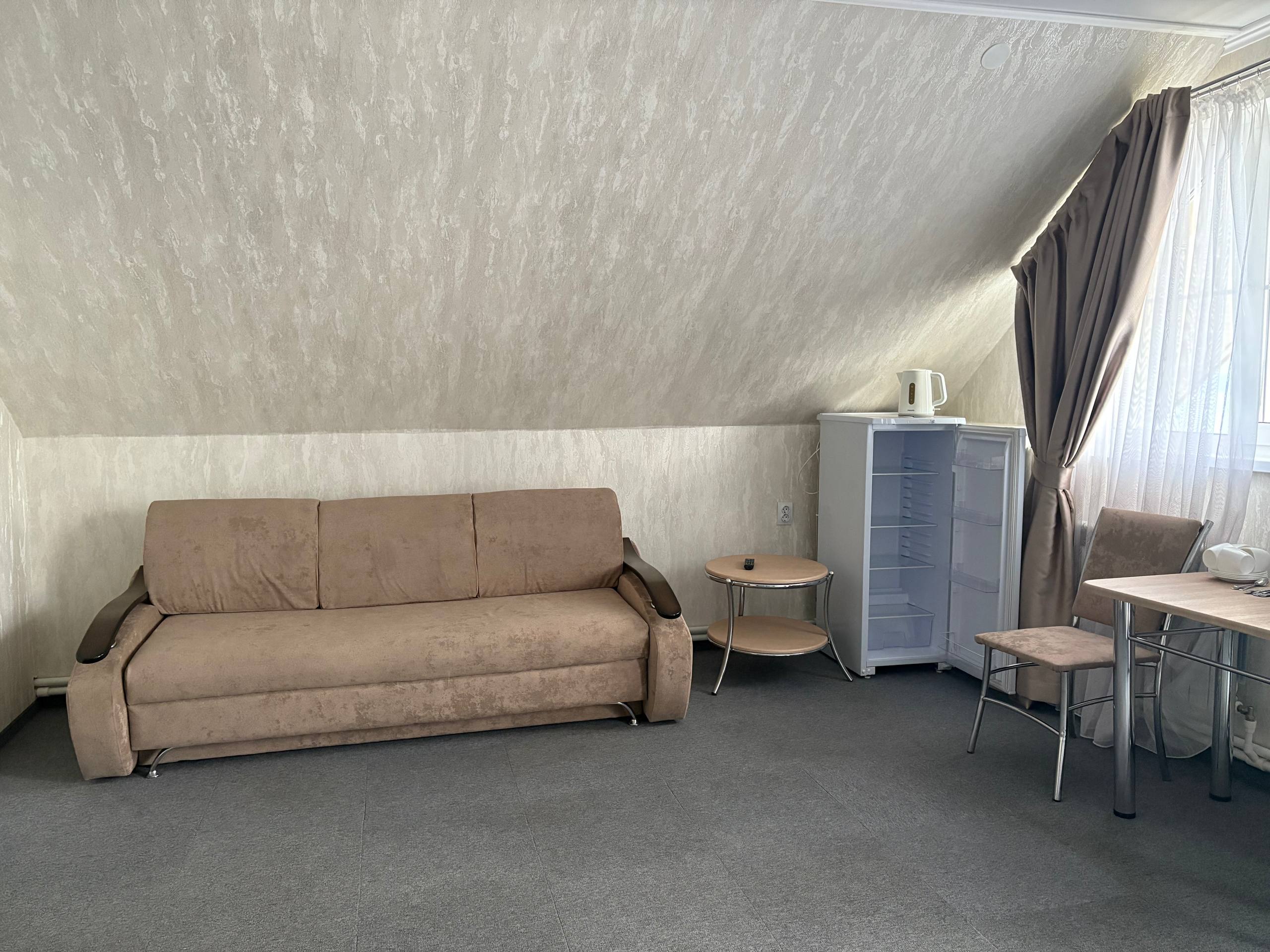 Люкс семейный с видом на сад и Волгу