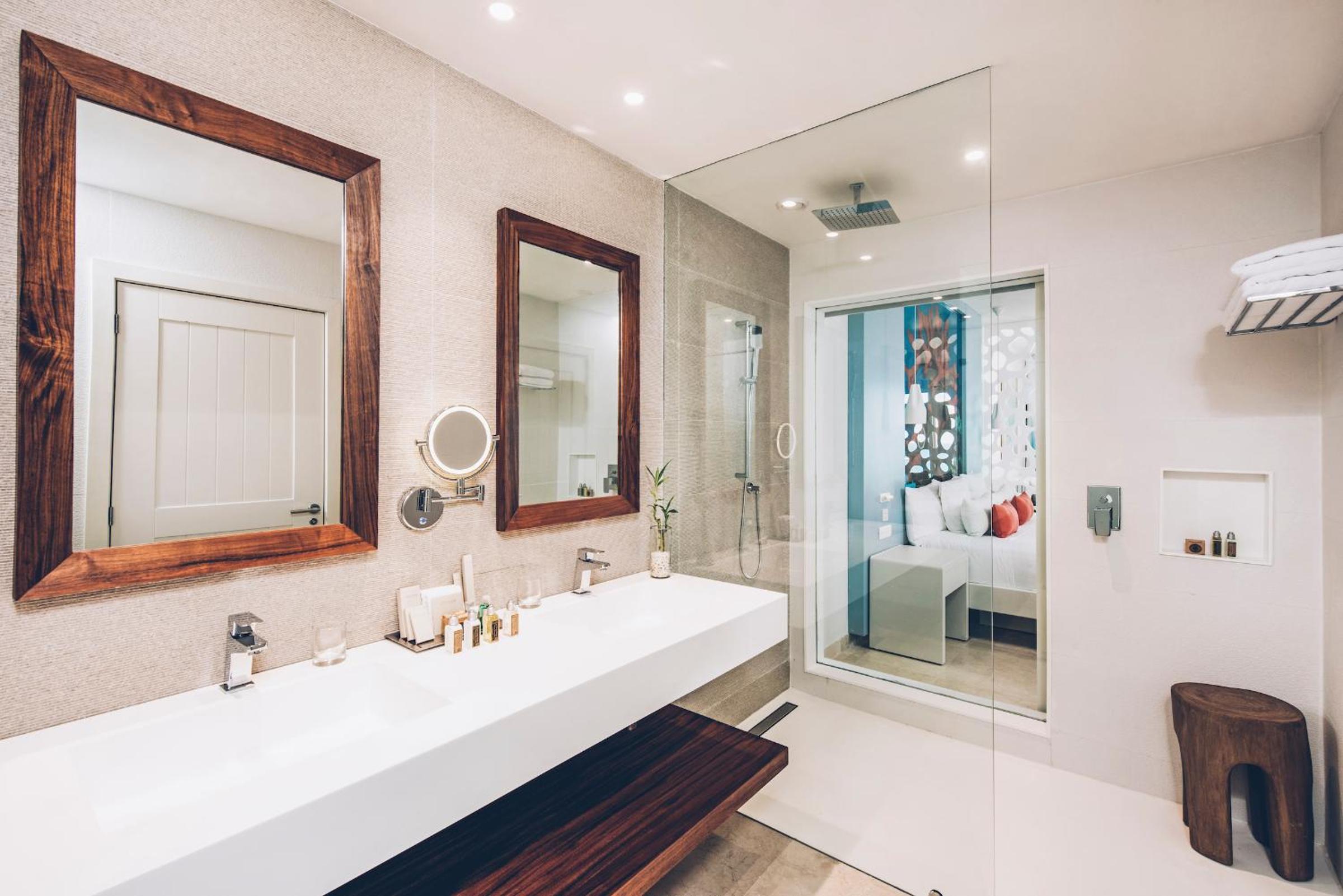 Junior Suite Ocean Front (3 Adults)