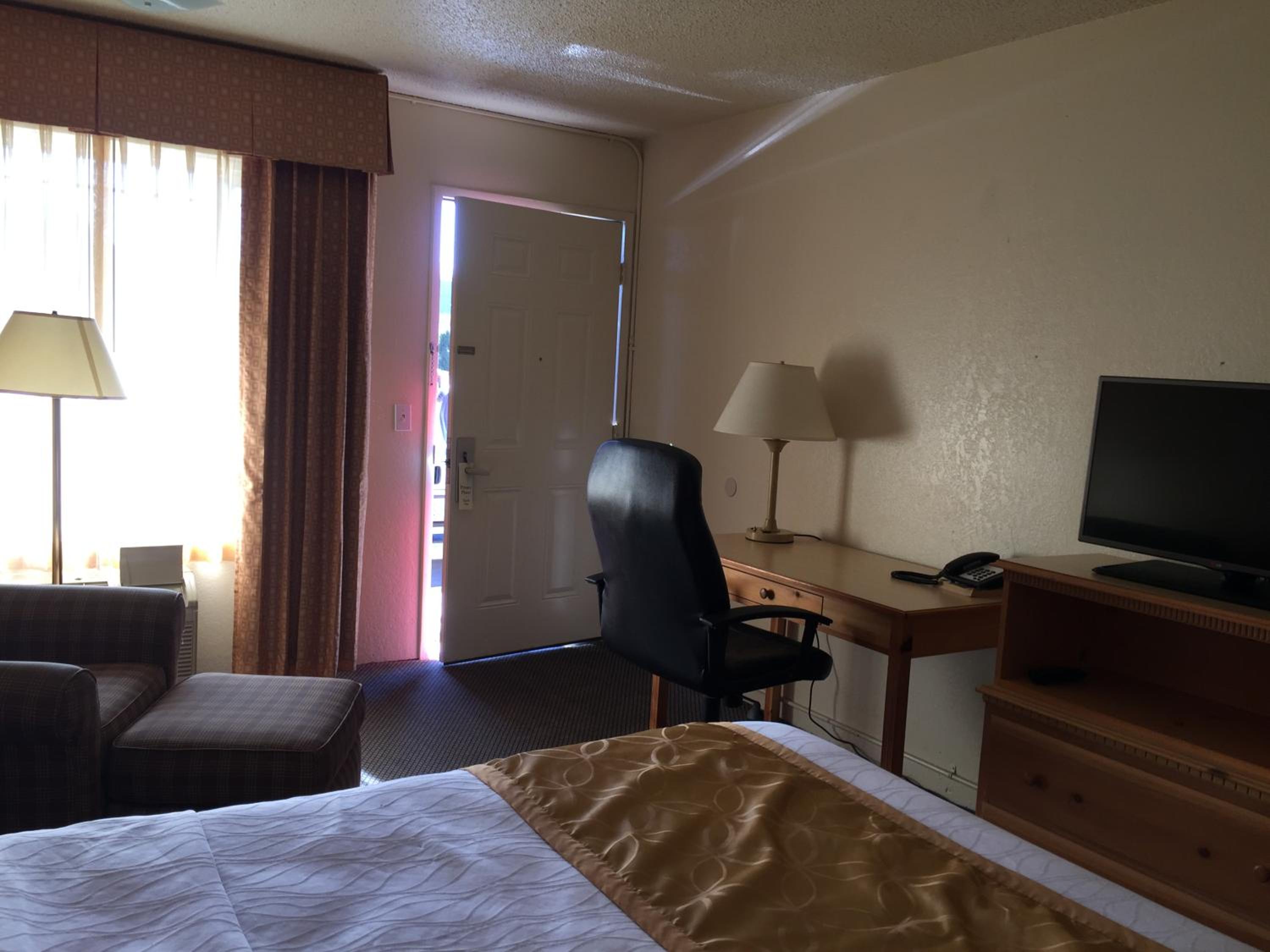 Queen Room - Non-Smoking