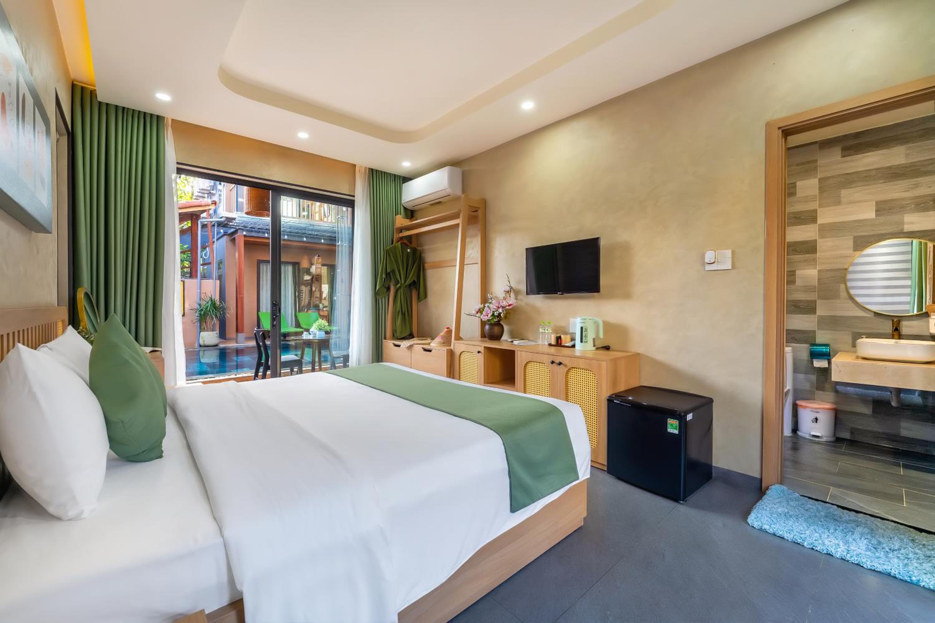 Queen Room with Pool View