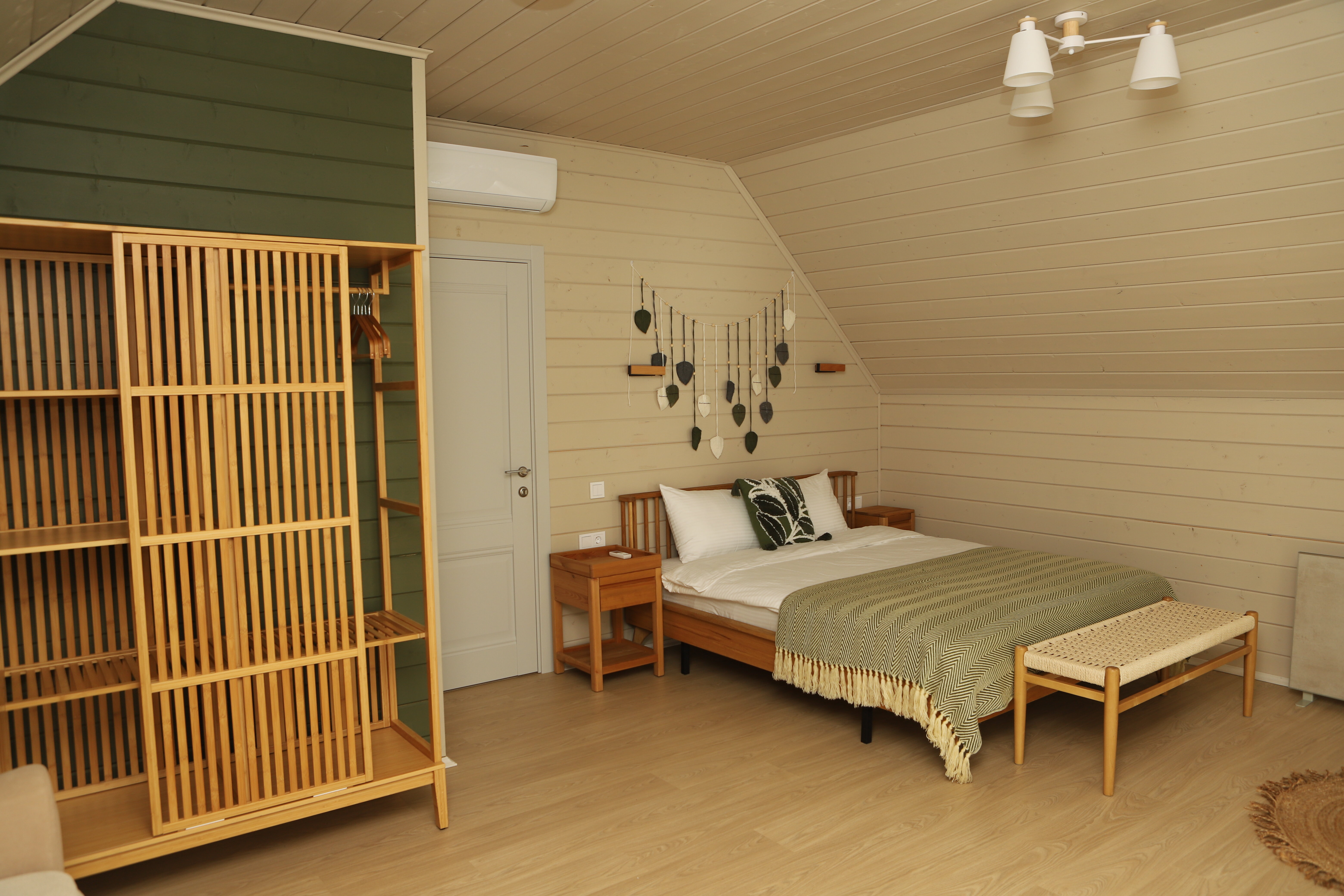 Двухэтажный  барнхаус с видом на горы,  3 изолированные спальни, просторная кухня , 2 санузла