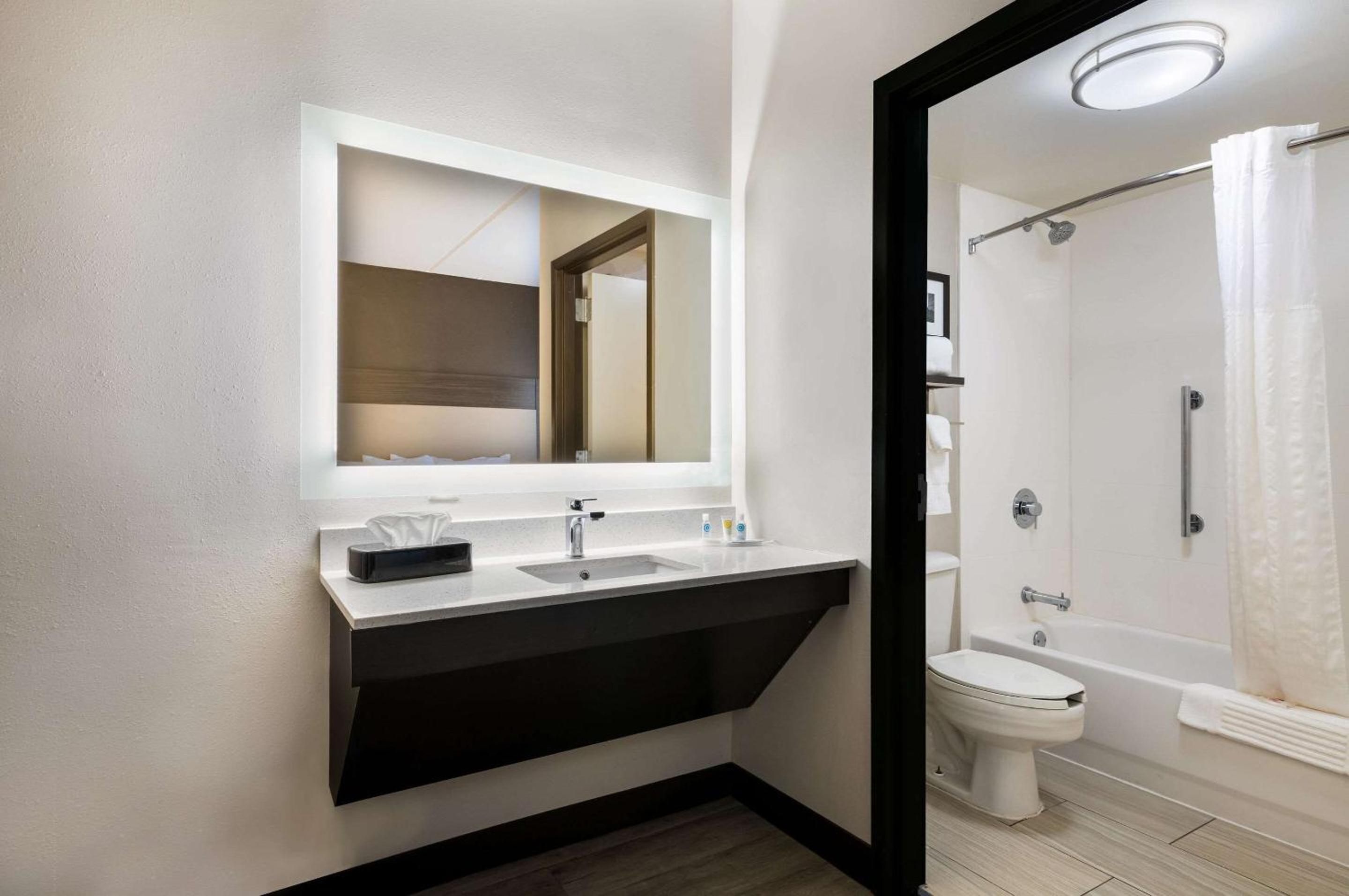 King Suite - Non-Smoking