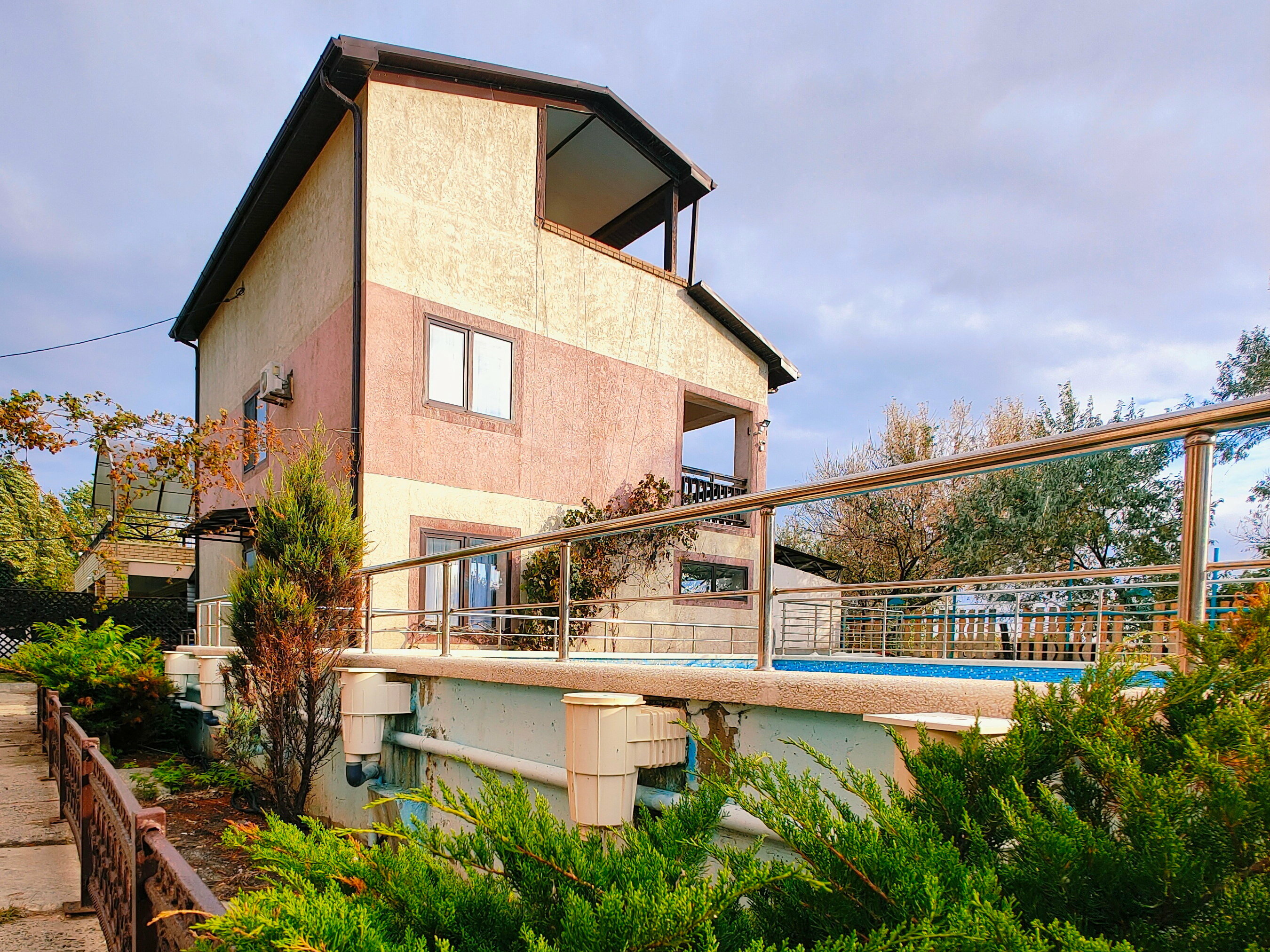 Дом с террасой и панорамным видом на море