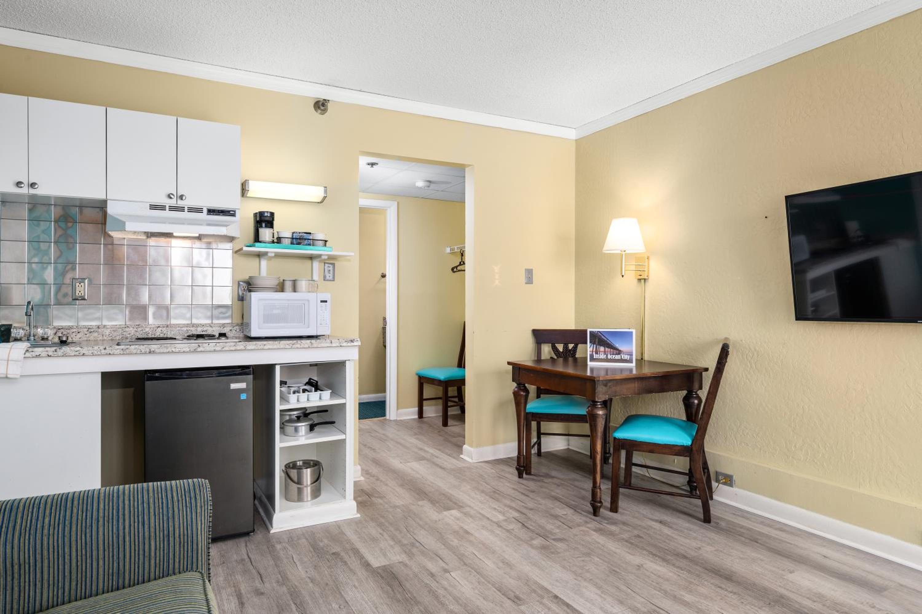 Queen Suite No Balcony Pet-friendly