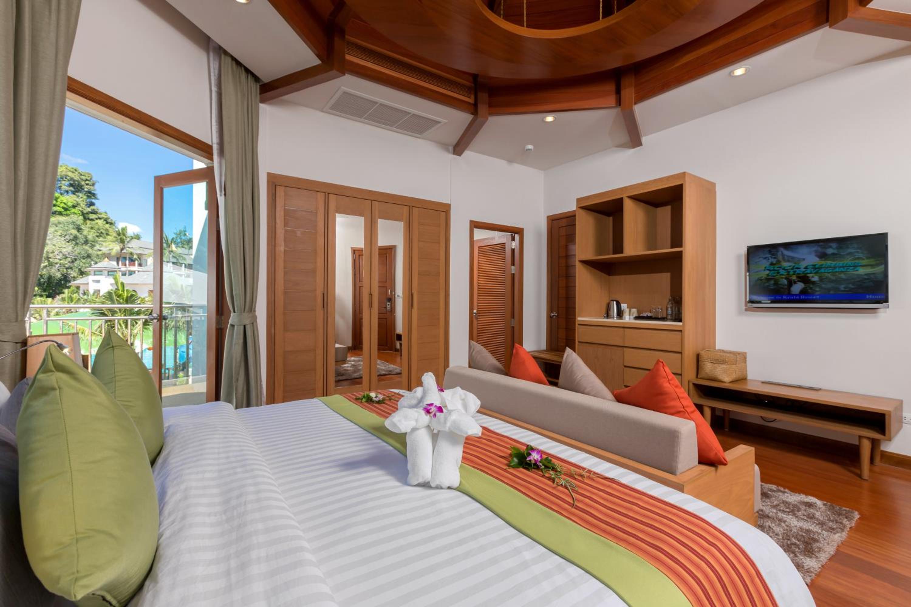 Luxury Grand Pool Room