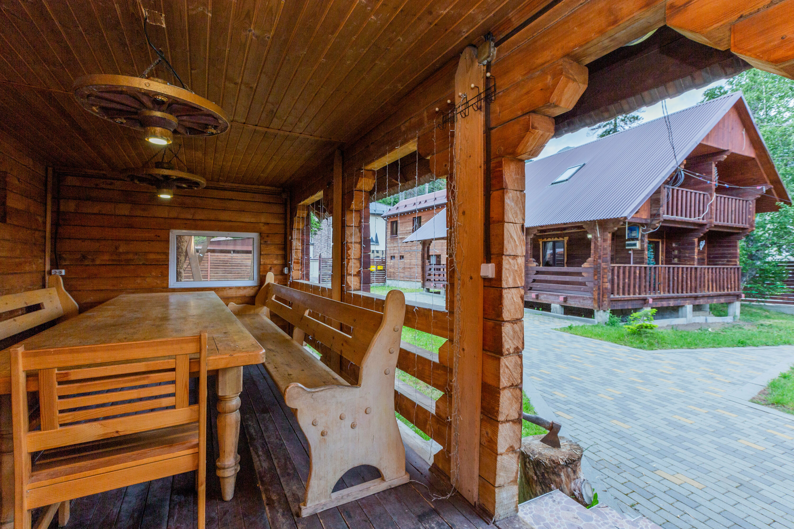 Шести комнатный Коттедж вместимостью 16 человек, с баней (включена в стоимость). В Коттедже 6 комнат, 3 кухни, 5 сан-узлов. Вся территория и дом только для вашей компании