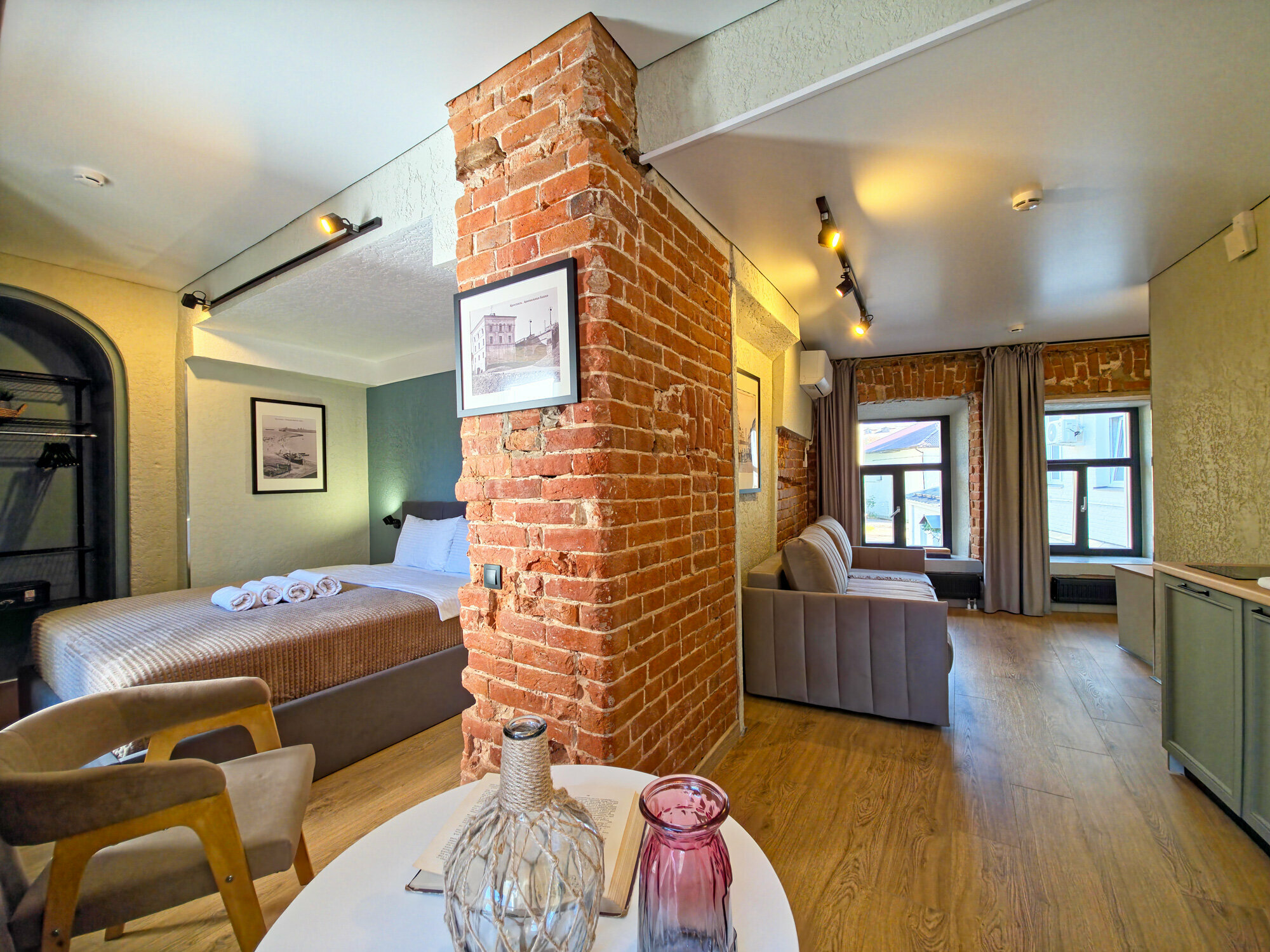 Люкс с видом на Казанский монастырь, гаргульи и во двор.