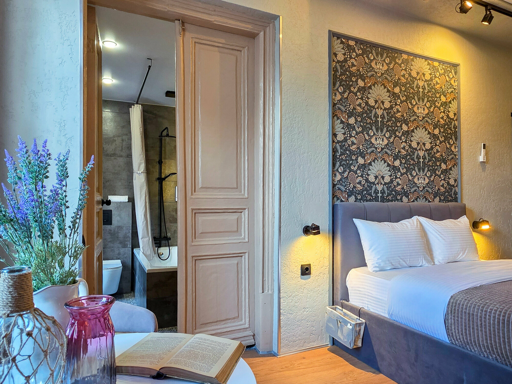 Однокомнатный делюкс с ванной и видом на гаргульи и Казанский монастырь