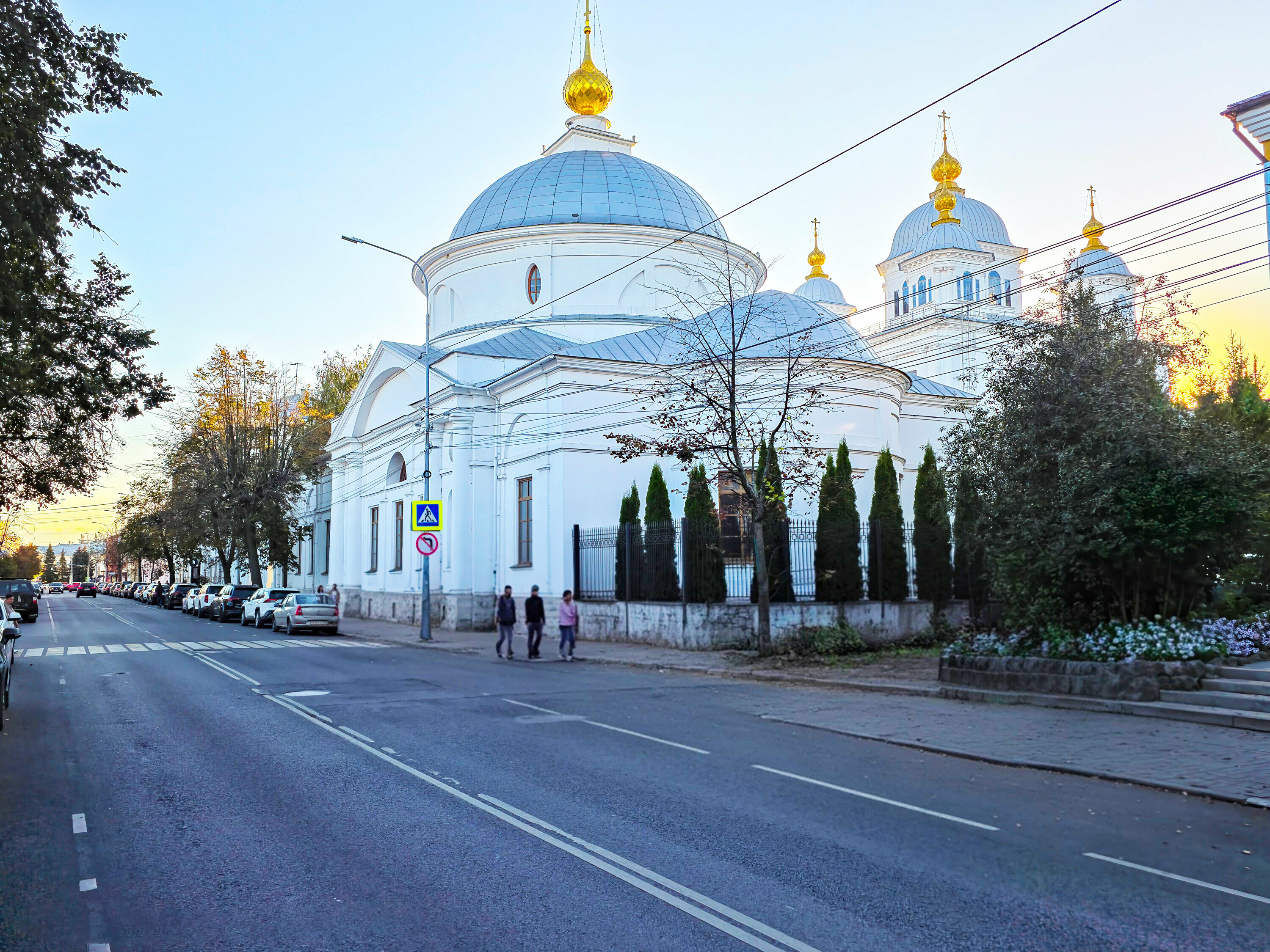 Трехместный люкс с видом на гаргульи и Казанский монастырь