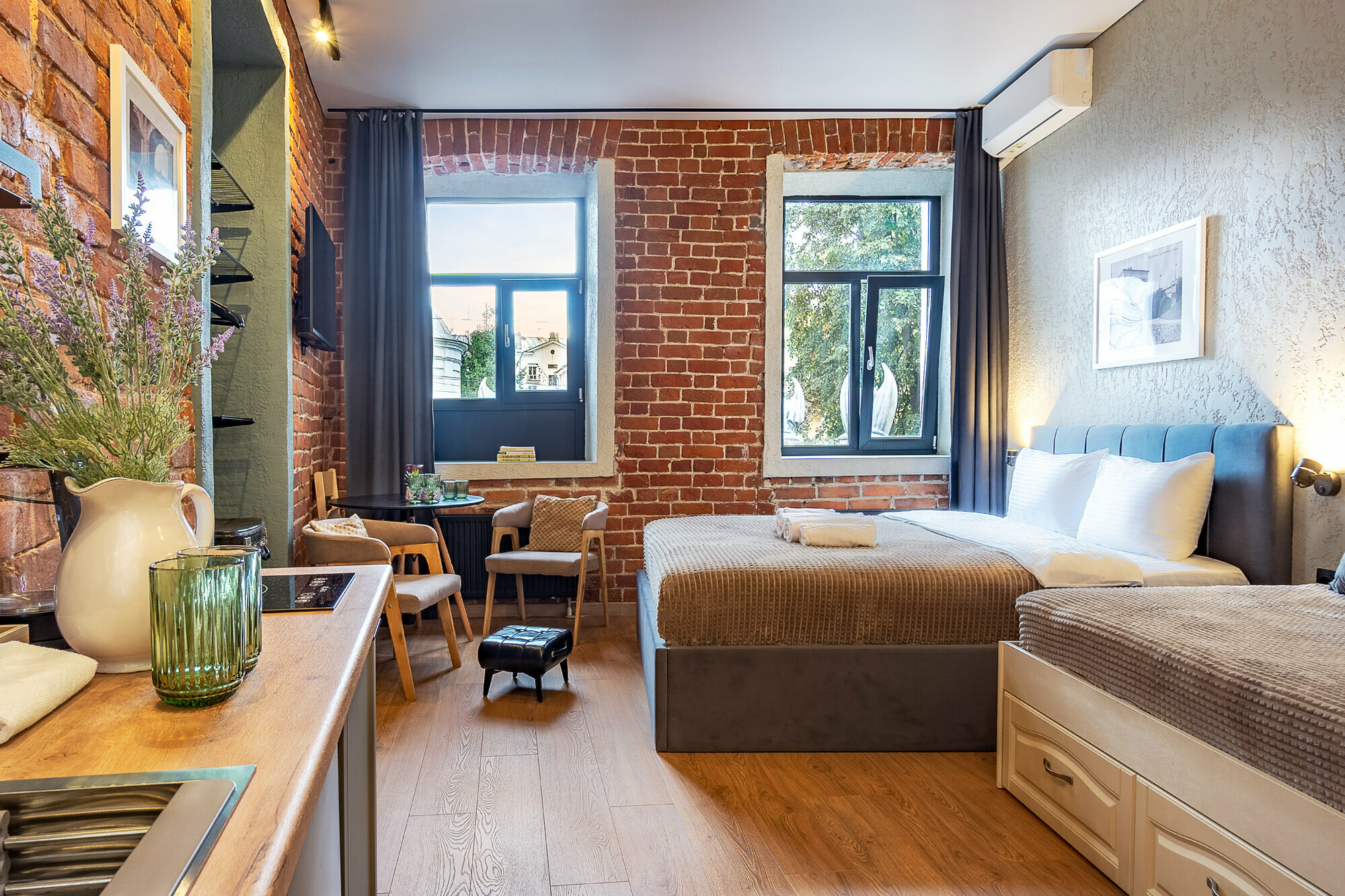 Трехместный люкс с видом на гаргульи и Казанский монастырь