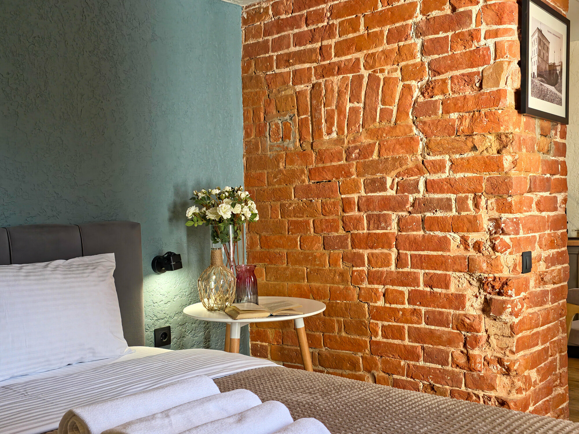 Люкс с видом на Казанский монастырь, гаргульи и во двор.