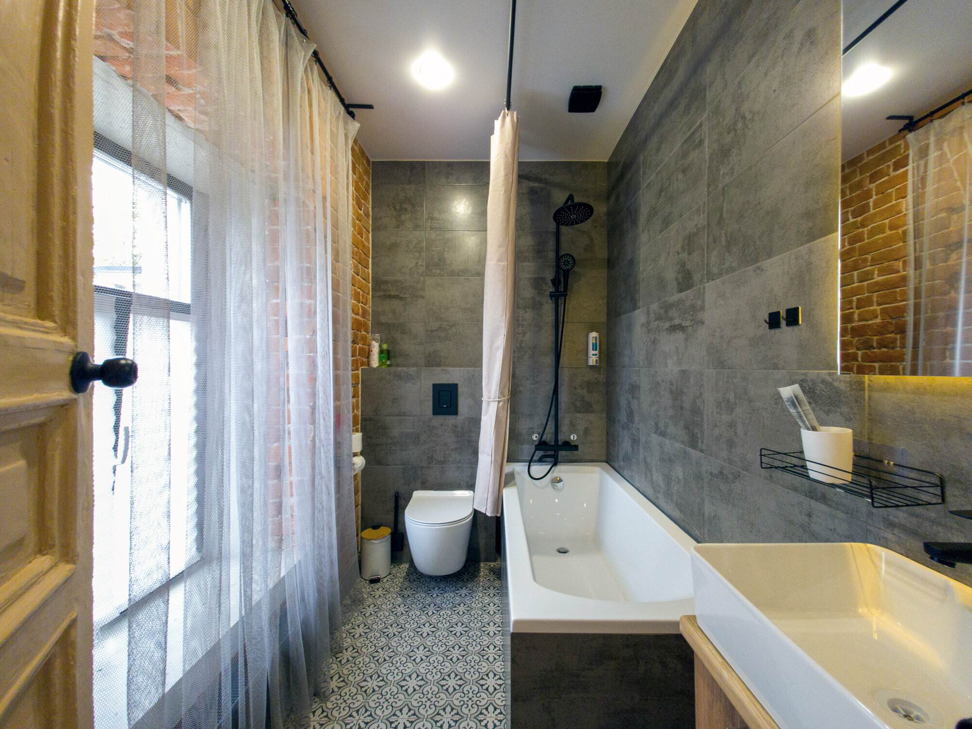 Однокомнатный делюкс с ванной и видом на гаргульи и Казанский монастырь