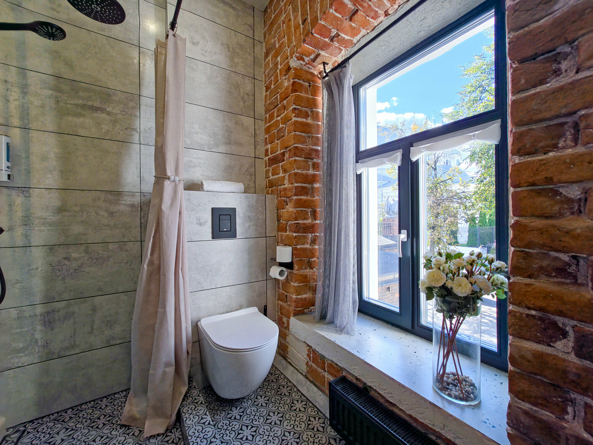 Люкс с видом на Казанский монастырь, гаргульи и во двор.