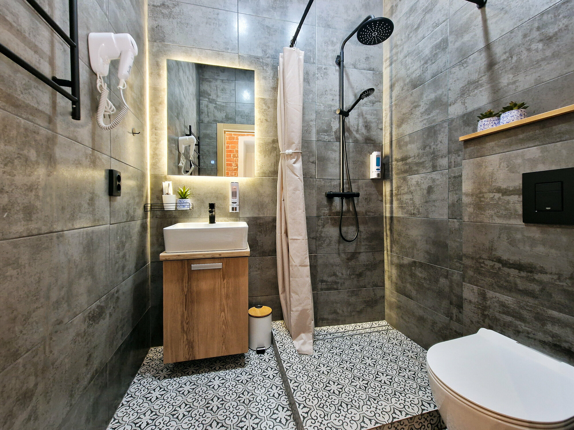 Трехместный люкс с видом на гаргульи и Казанский монастырь