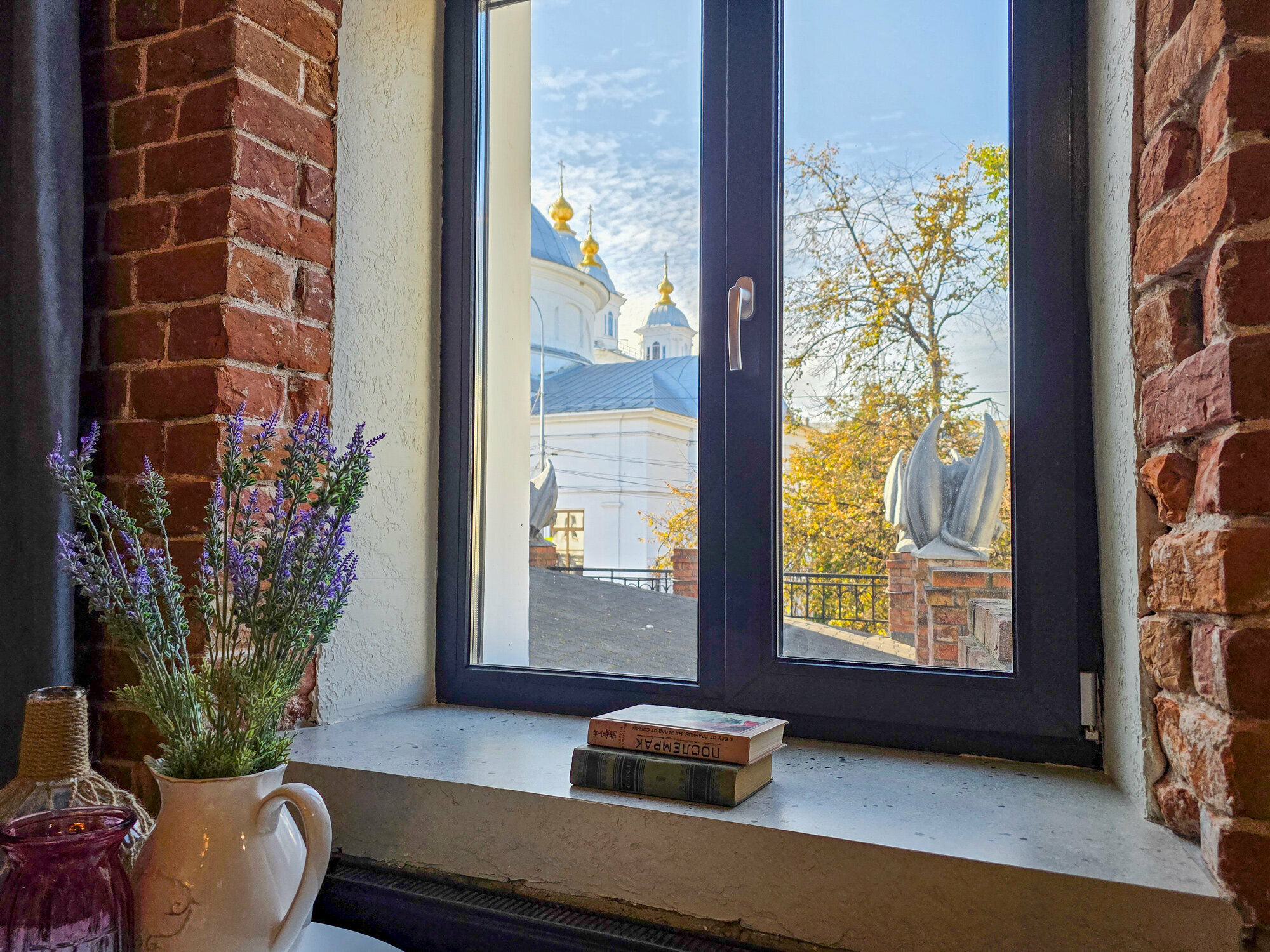 Однокомнатный делюкс с ванной и видом на гаргульи и Казанский монастырь