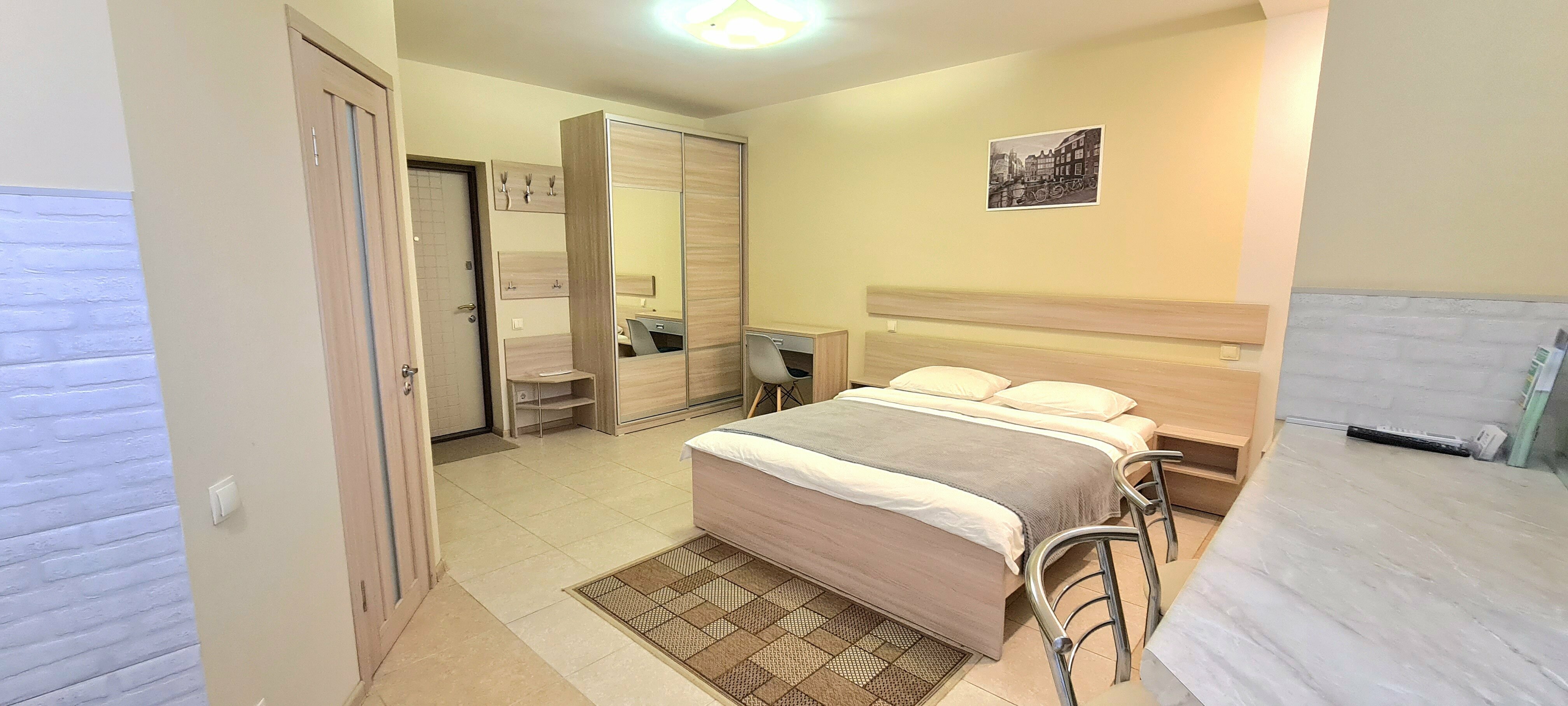 Стандарт  "Серый" с балконом с двуспальной кроватью и мини-кухней