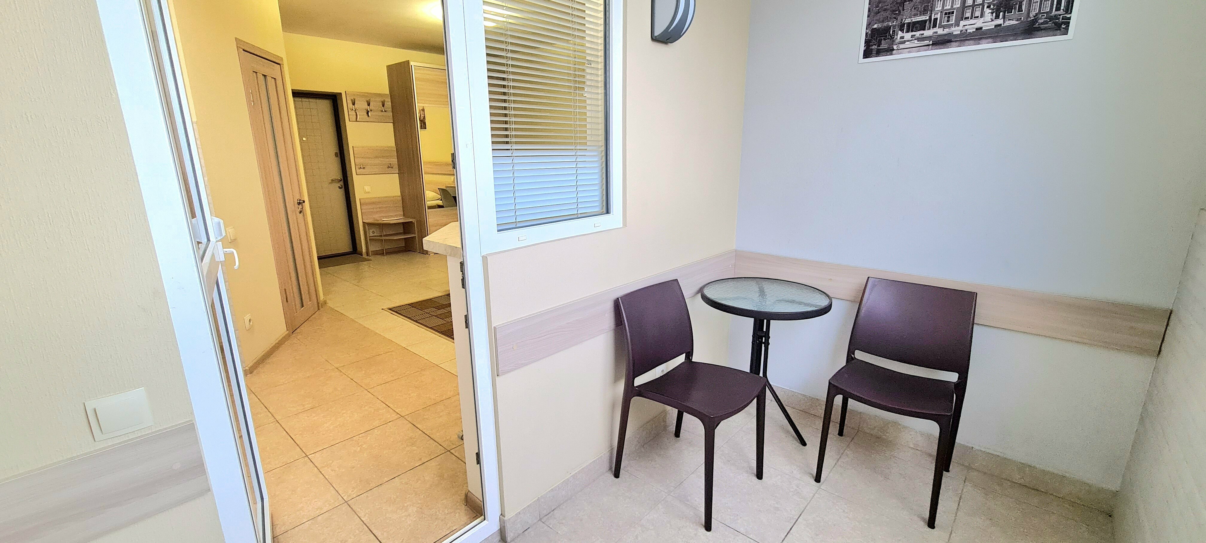 Стандарт  "Серый" с балконом с двуспальной кроватью и мини-кухней