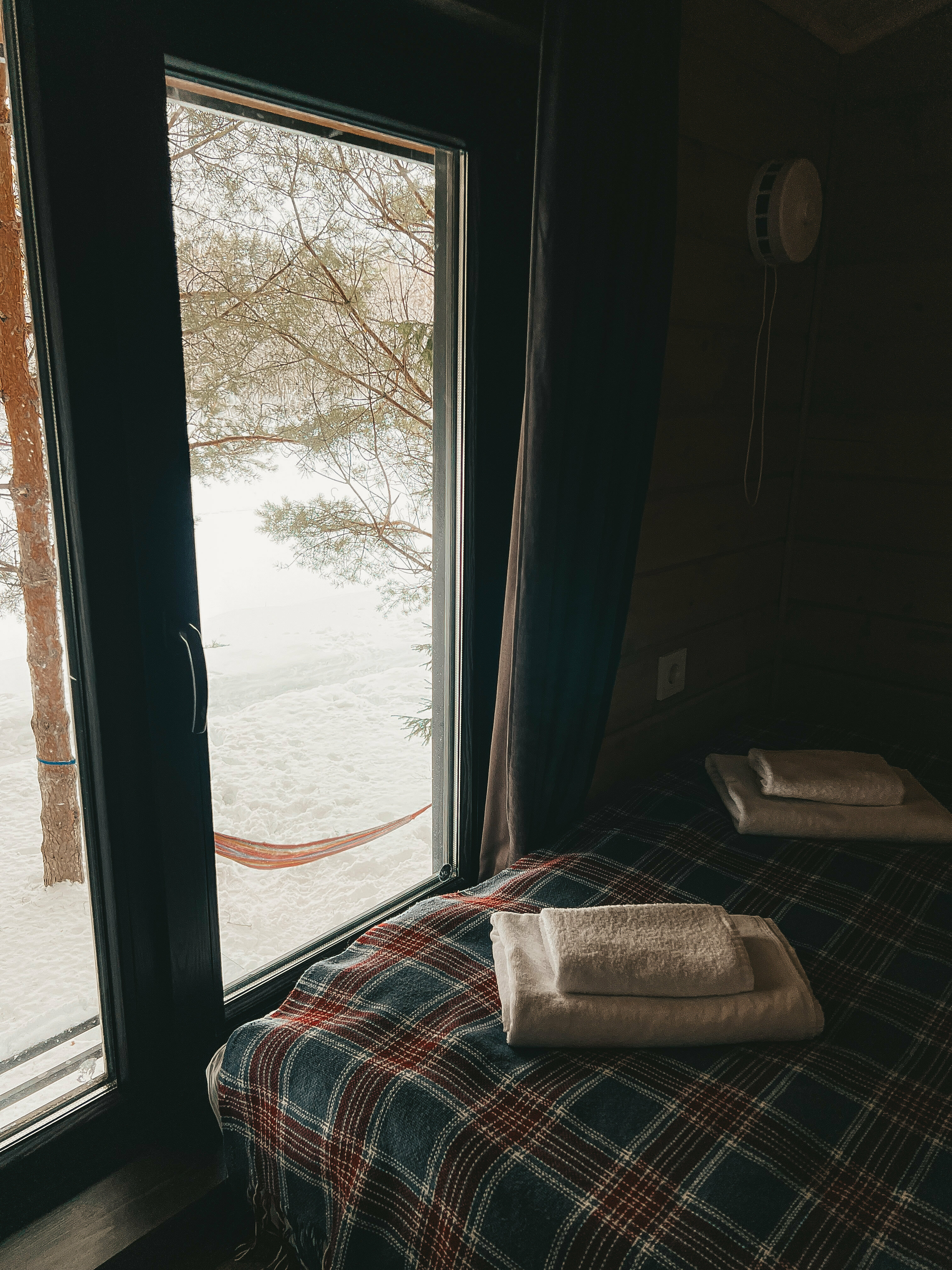 Дом с видом на реку и лес