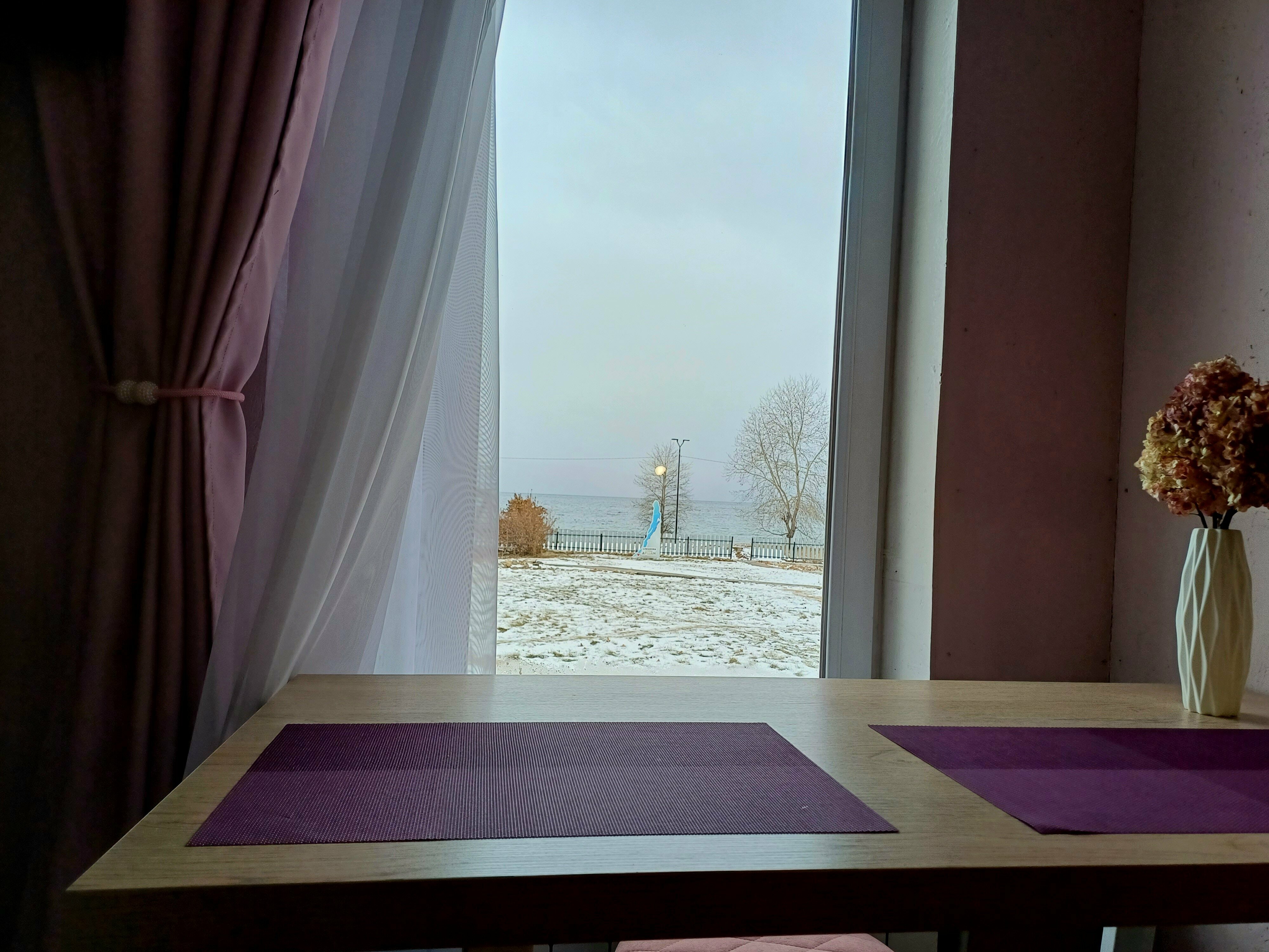 Семейный номер с видом на озеро