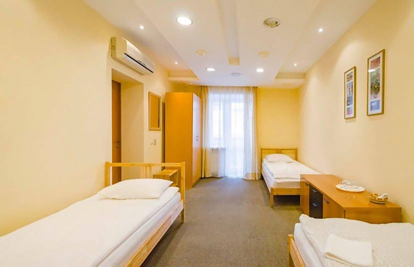 Эконом  трёхместный номер c балконом — общая ванная комната.