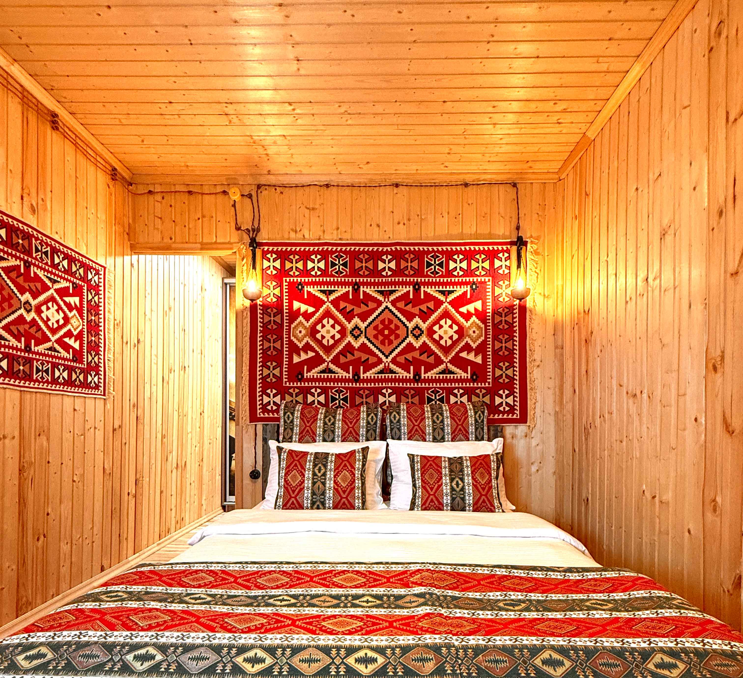 Двухместный улучшенный стандарт с общей террасой и видом на горы | 2 этаж