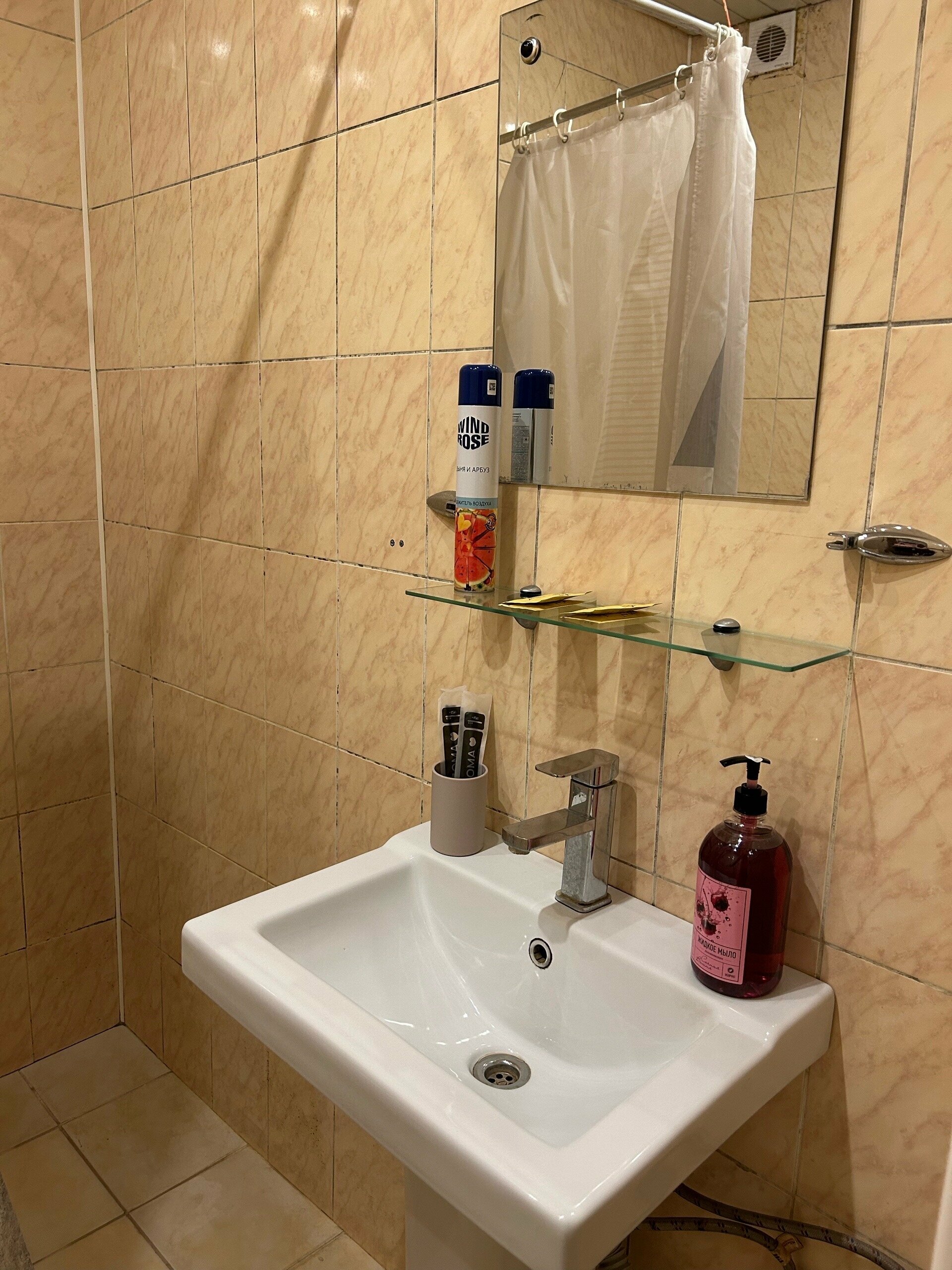 Стандартный двухместный номер с 2 отдельными кроватями и общей ванной комнатой