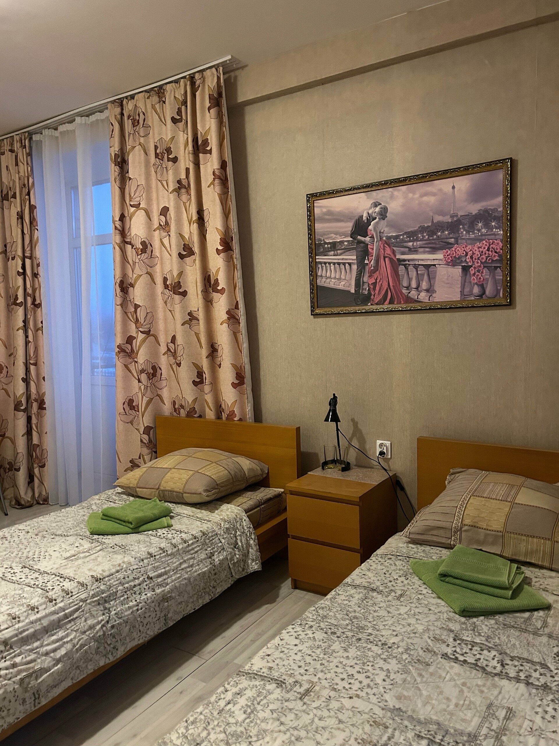 Стандартный двухместный номер с 2 отдельными кроватями и общей ванной комнатой